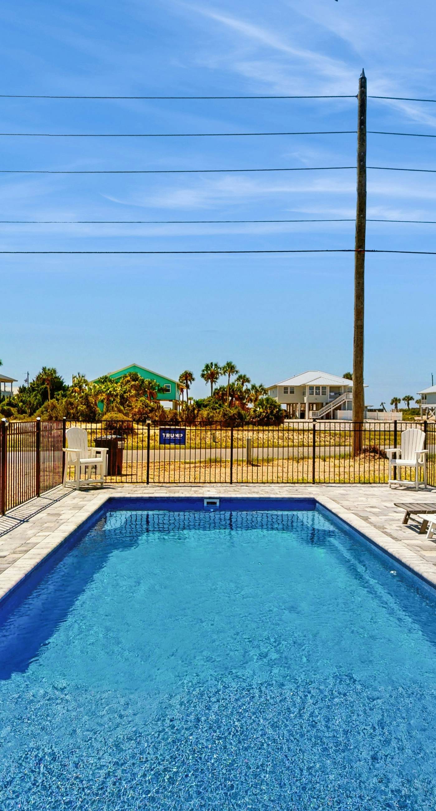 Snowbird-friendly beach house with private deck, A/C, & Fast WiFi