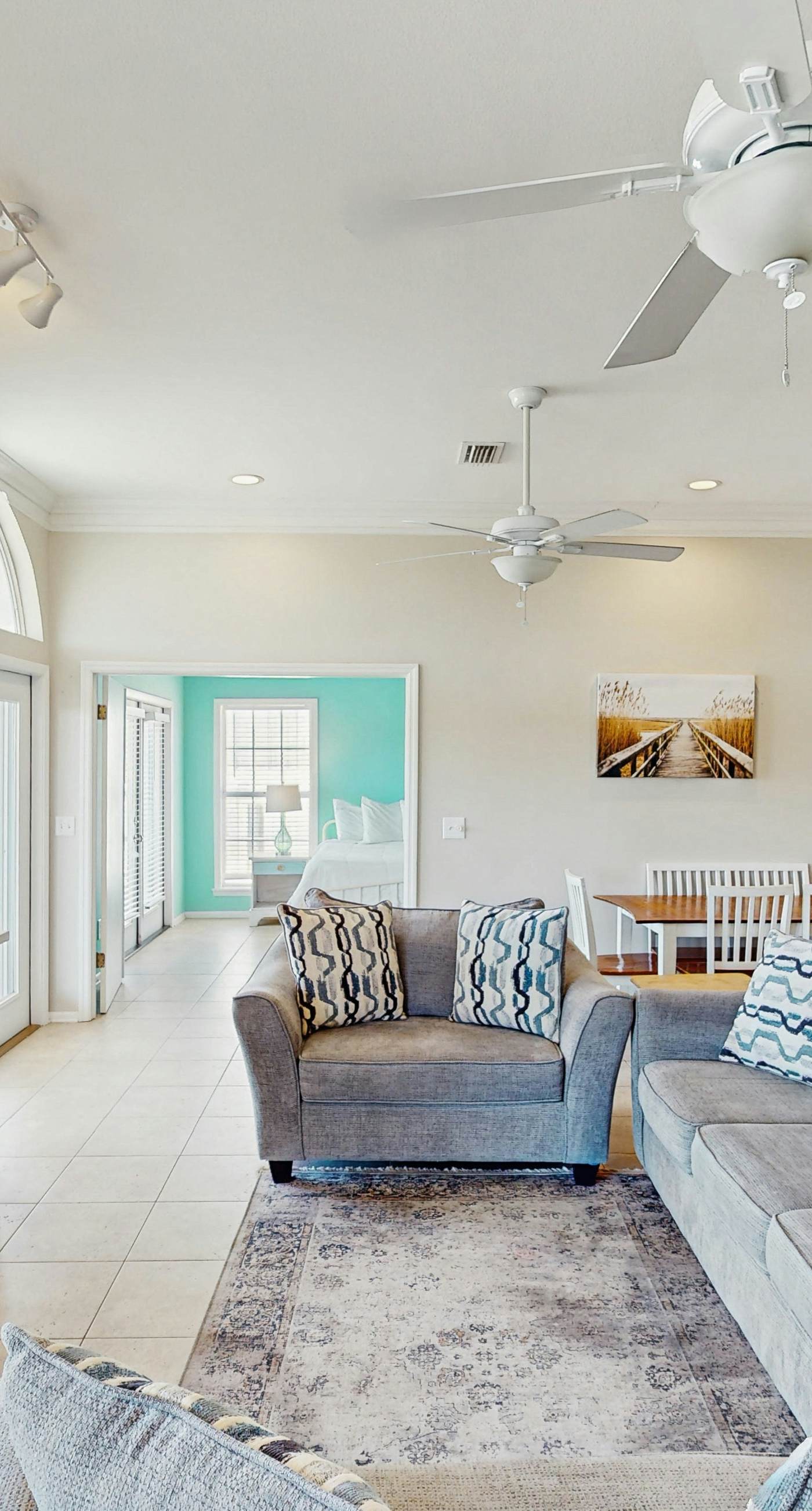 Snowbird-friendly beach house with private deck, A/C, & Fast WiFi