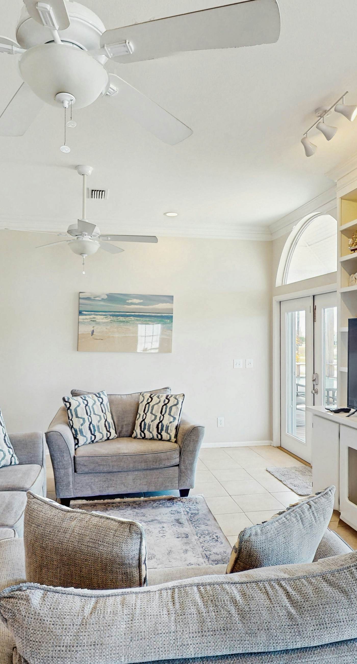 Snowbird-friendly beach house with private deck, A/C, & Fast WiFi