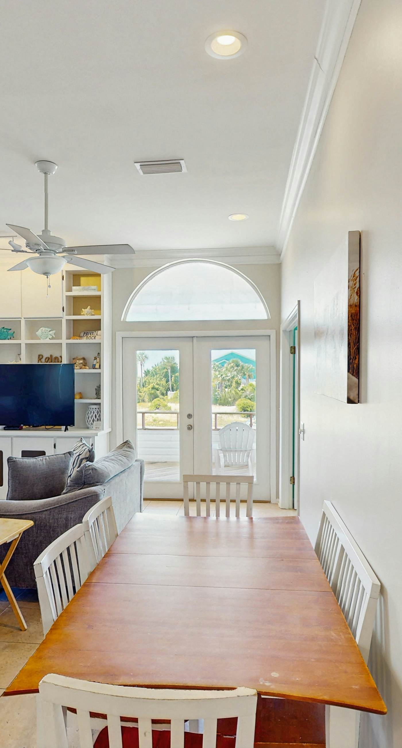 Snowbird-friendly beach house with private deck, A/C, & Fast WiFi