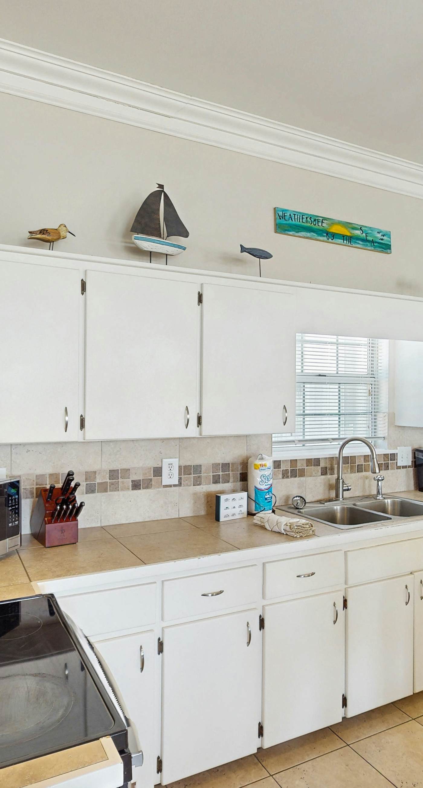 Snowbird-friendly beach house with private deck, A/C, & Fast WiFi