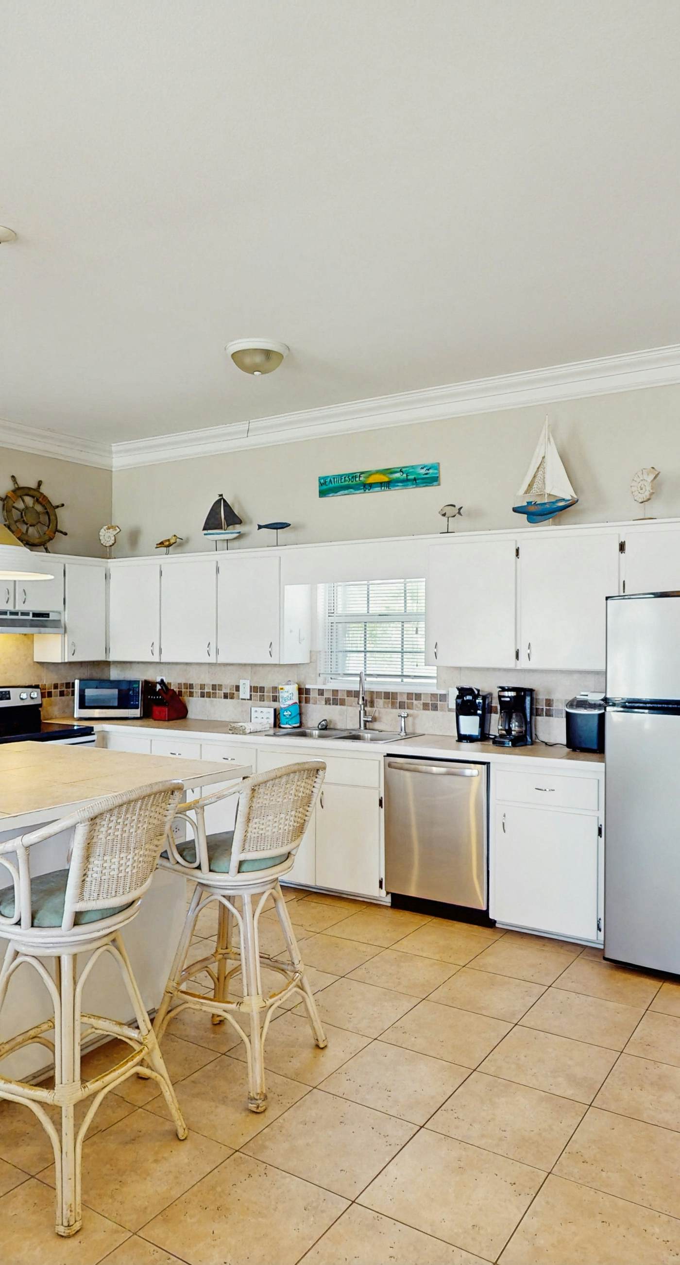 Snowbird-friendly beach house with private deck, A/C, & Fast WiFi