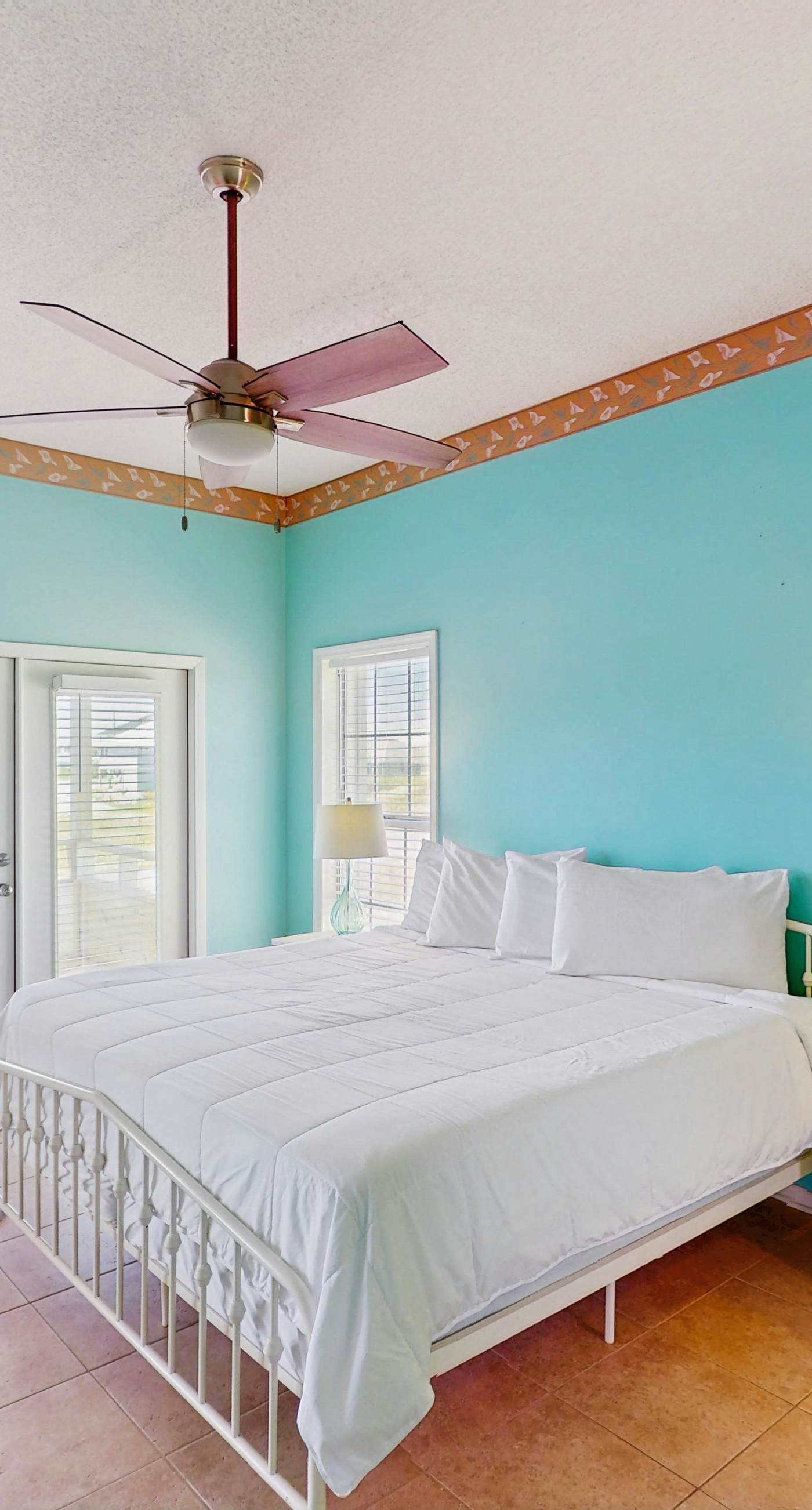 Snowbird-friendly beach house with private deck, A/C, & Fast WiFi