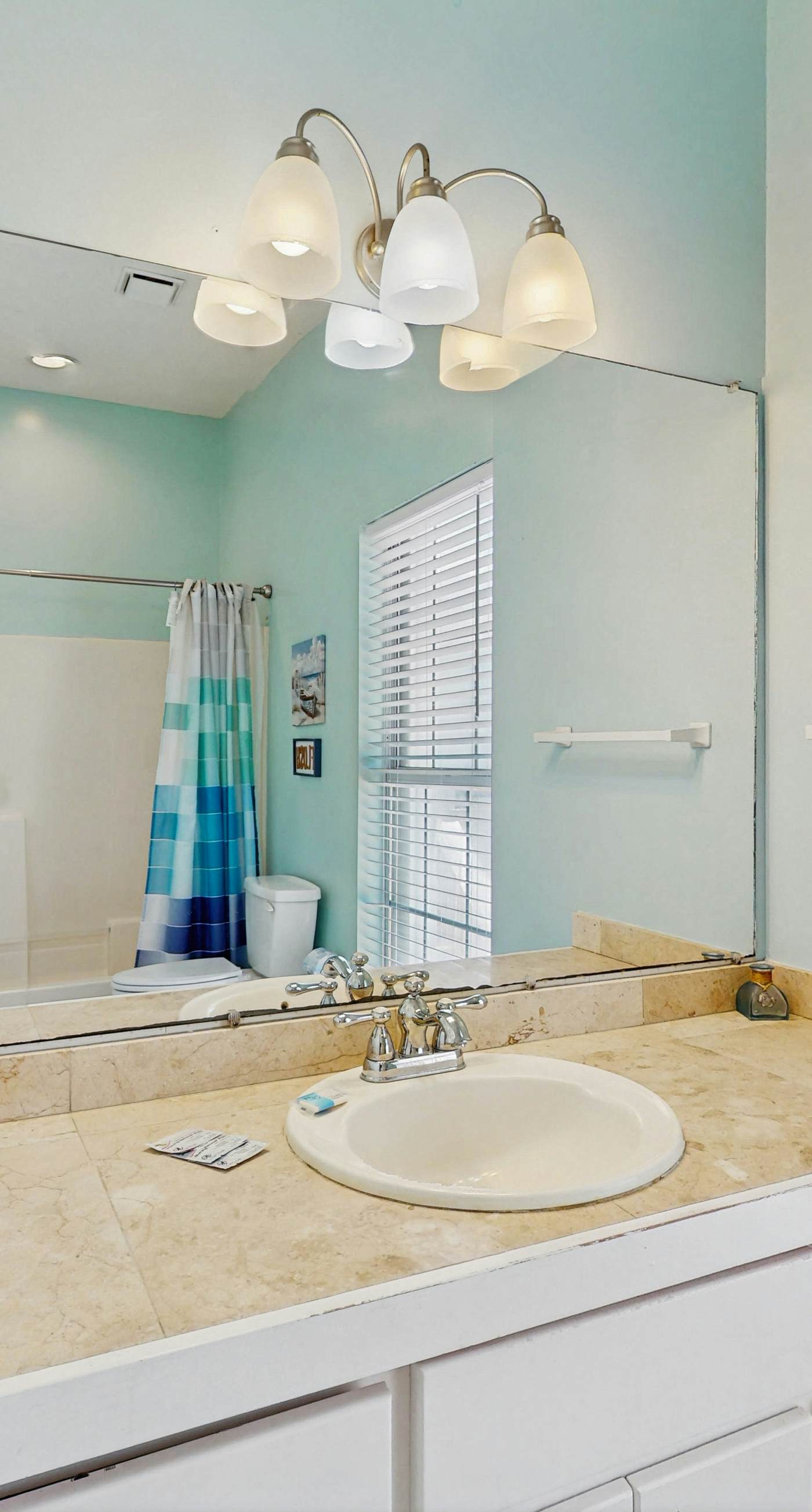 Snowbird-friendly beach house with private deck, A/C, & Fast WiFi