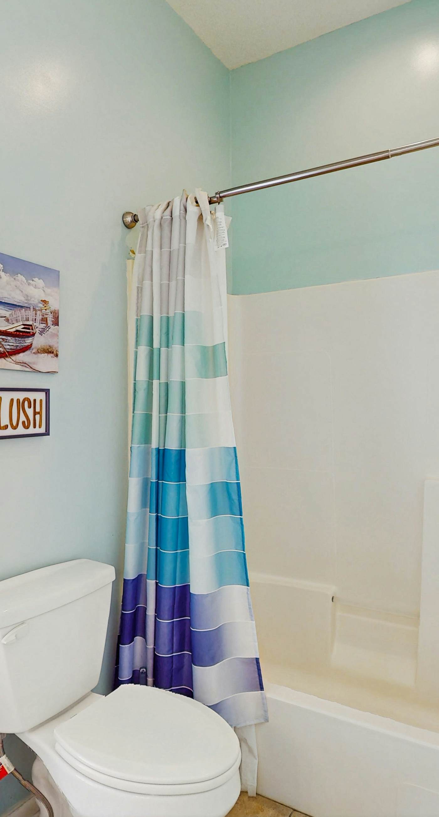 Snowbird-friendly beach house with private deck, A/C, & Fast WiFi