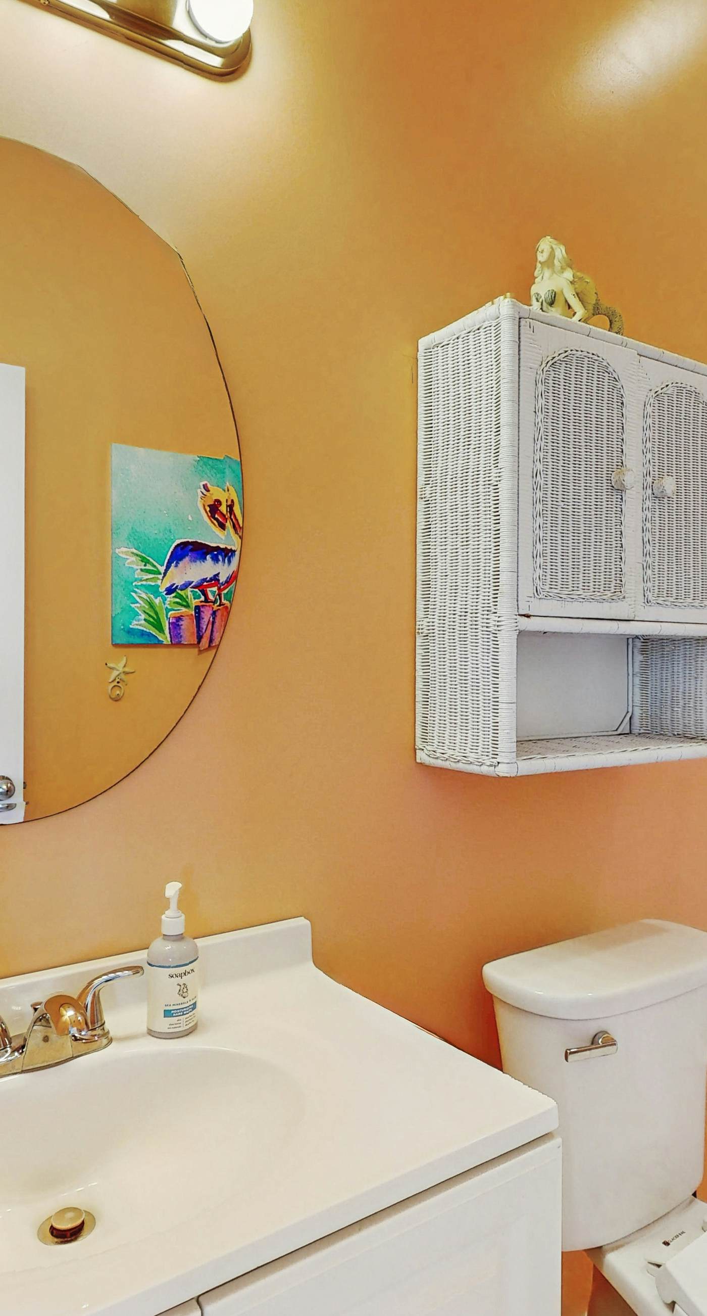 Snowbird-friendly beach house with private deck, A/C, & Fast WiFi