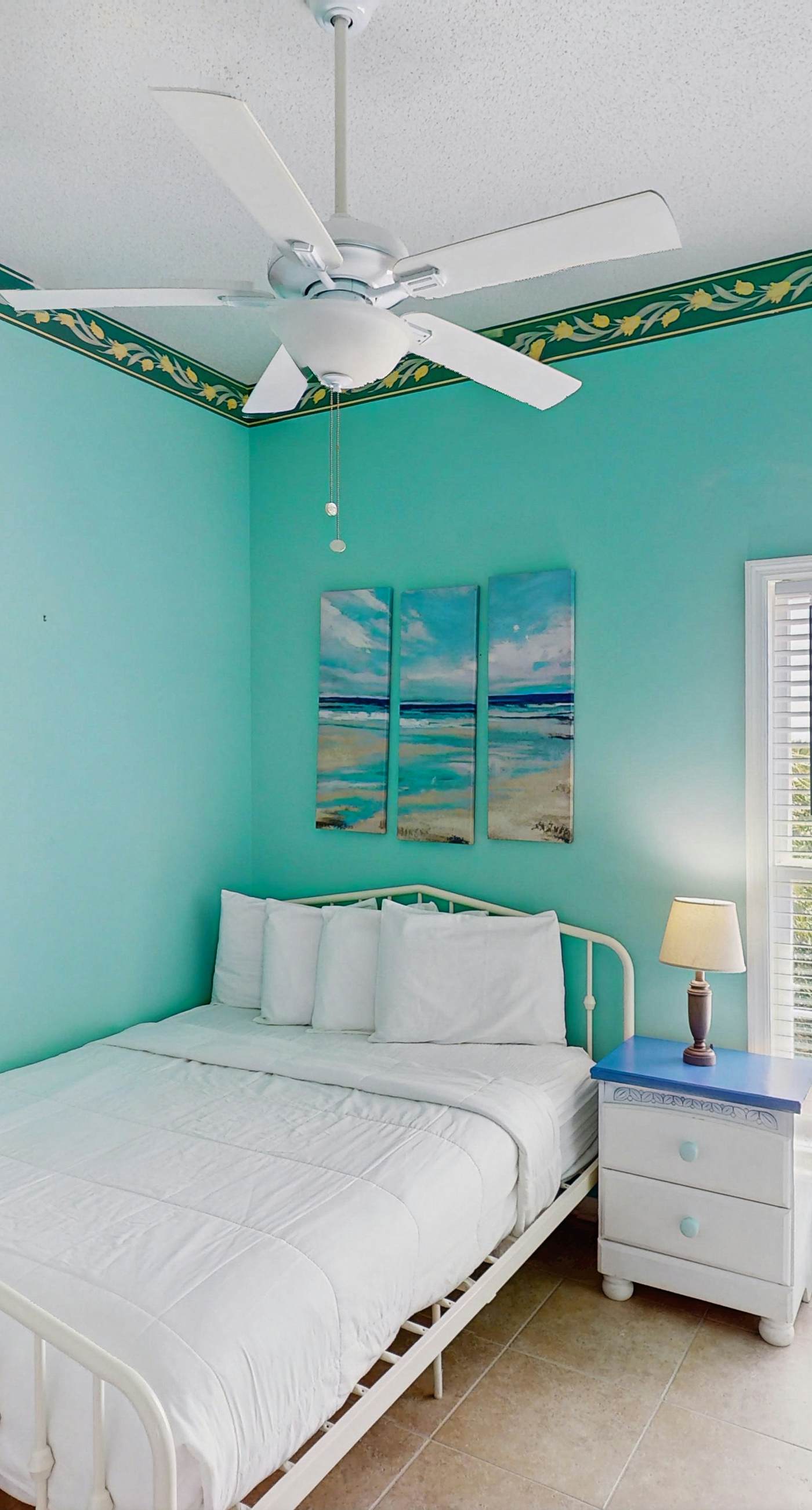 Snowbird-friendly beach house with private deck, A/C, & Fast WiFi