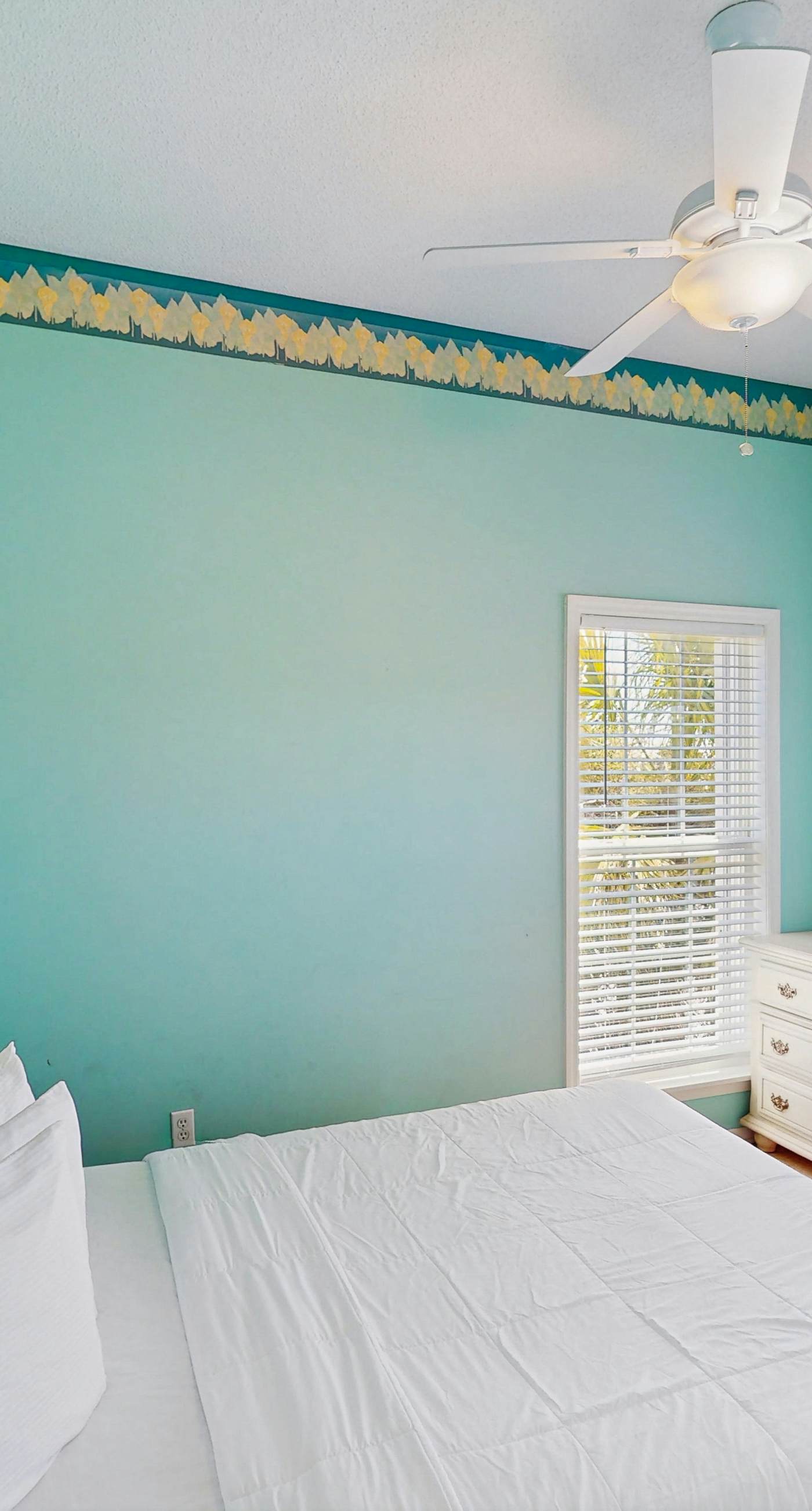 Snowbird-friendly beach house with private deck, A/C, & Fast WiFi