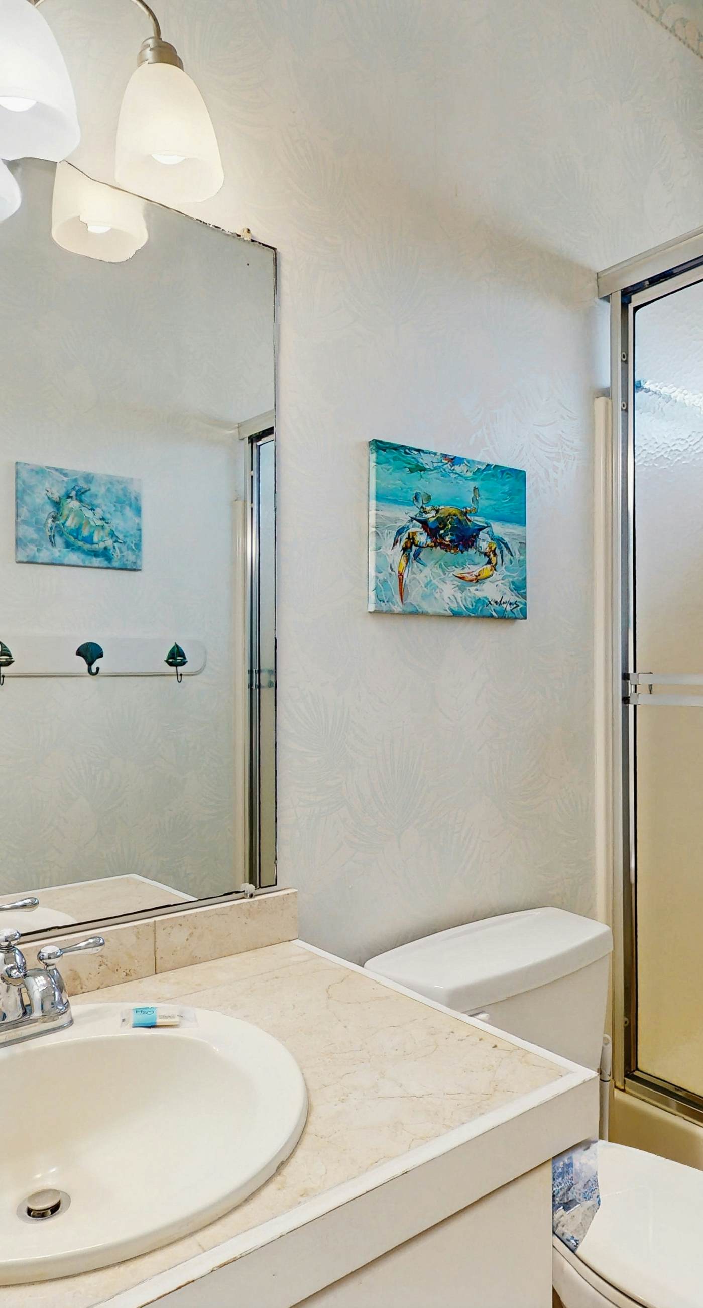 Snowbird-friendly beach house with private deck, A/C, & Fast WiFi