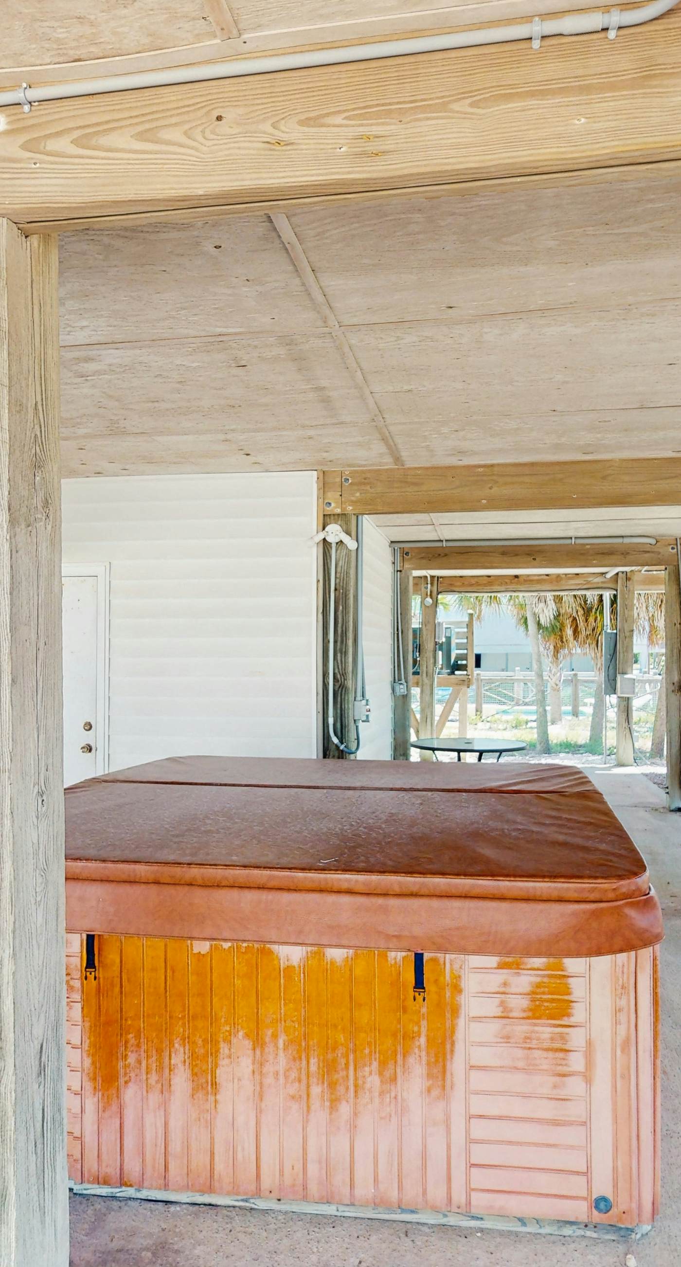 Snowbird-friendly beach house with private deck, A/C, & Fast WiFi