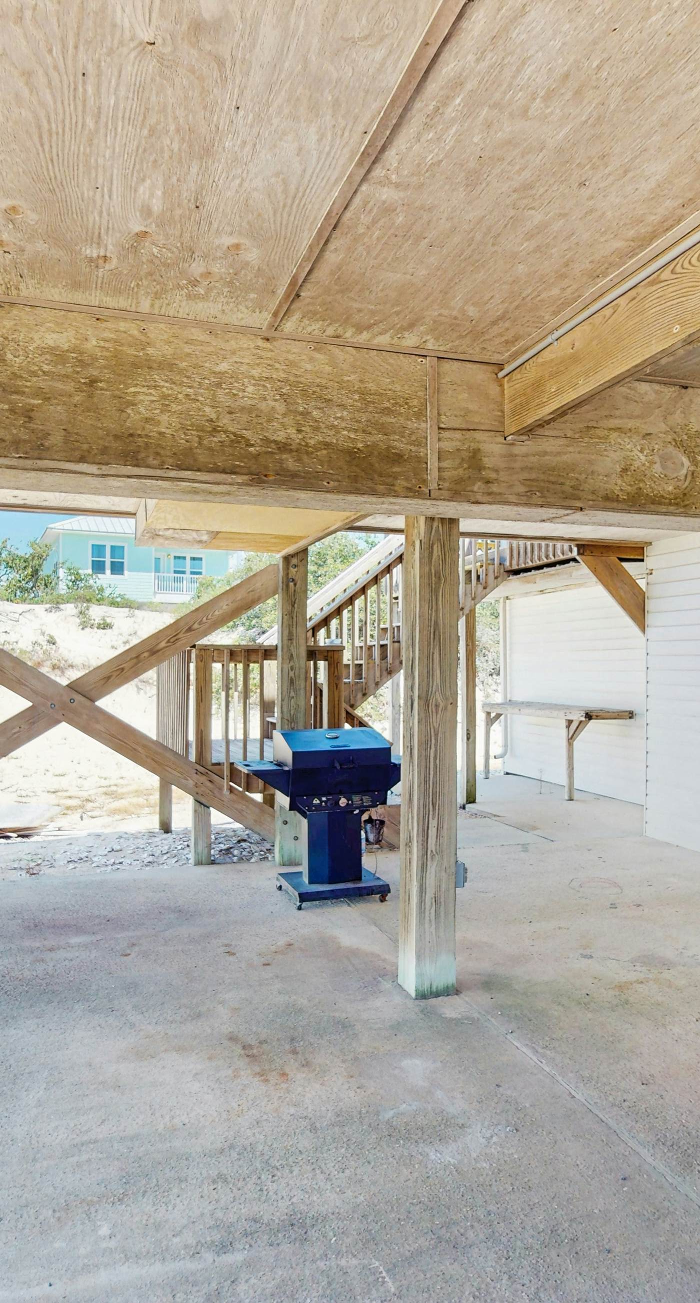 Snowbird-friendly beach house with private deck, A/C, & Fast WiFi