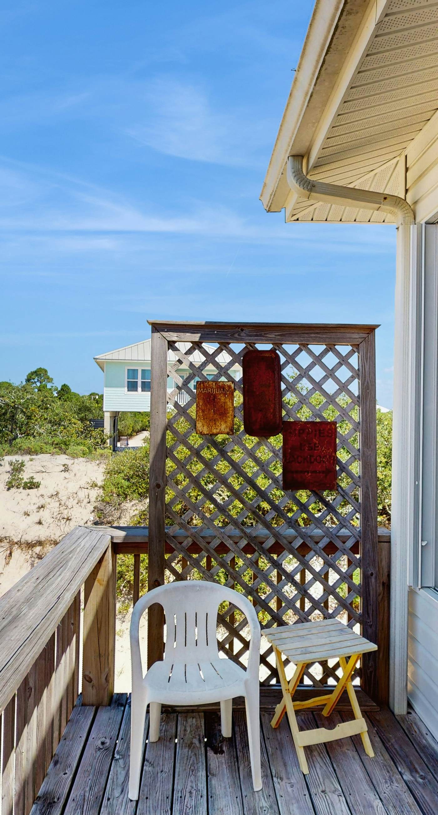 Snowbird-friendly beach house with private deck, A/C, & Fast WiFi