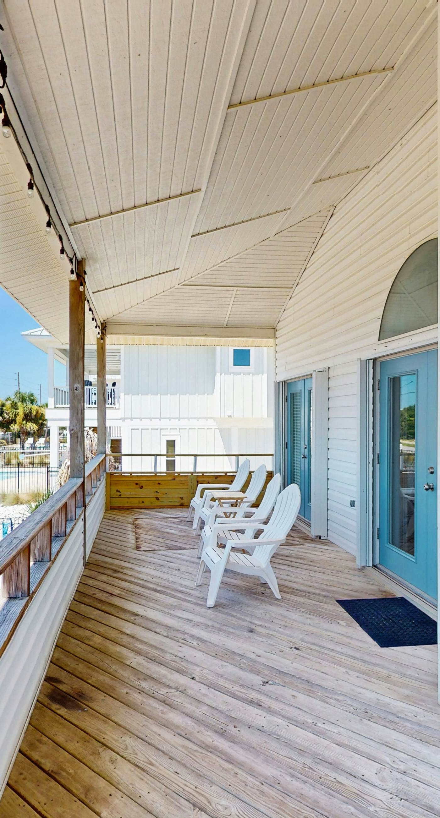 Snowbird-friendly beach house with private deck, A/C, & Fast WiFi