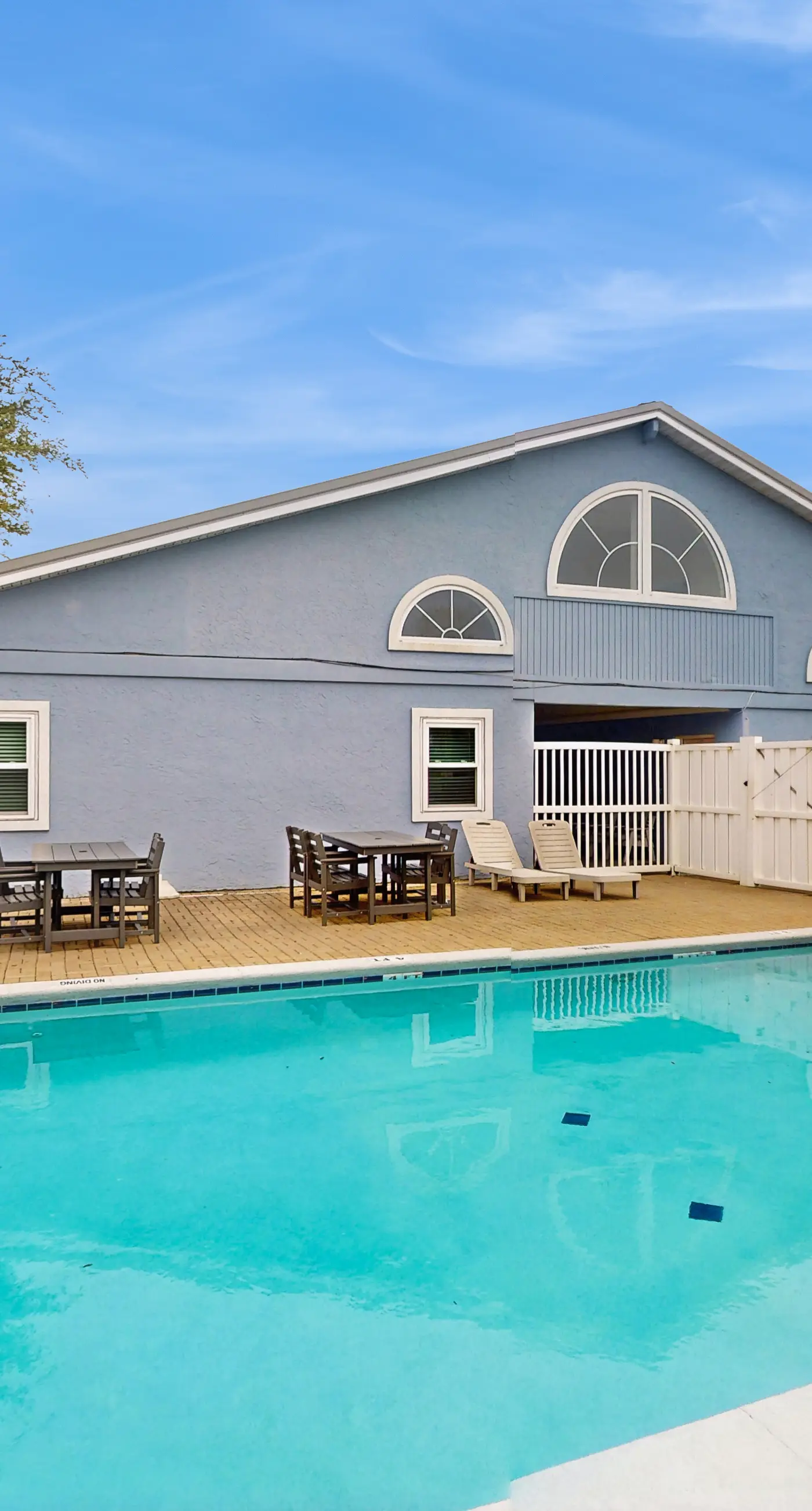 Cozy coastal condo with shared pool, washer/dryer,and beach access