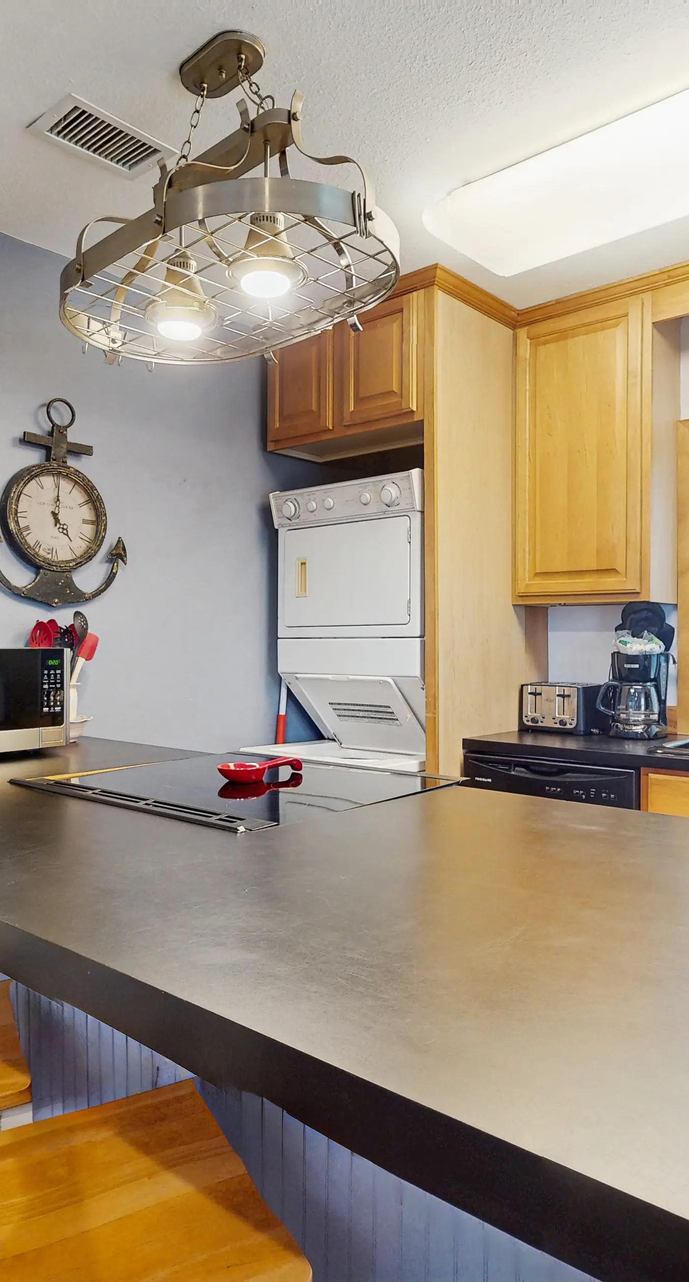 Cozy coastal condo with shared pool, washer/dryer,and beach access