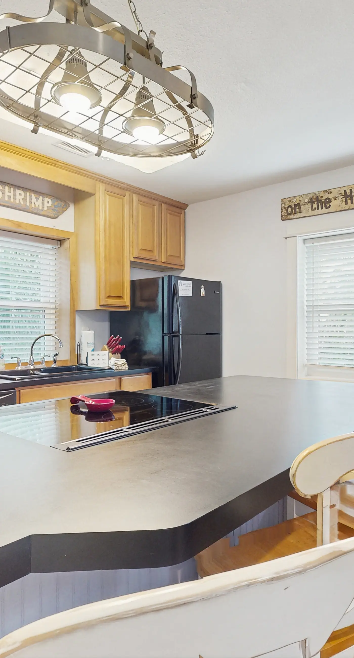 Cozy coastal condo with shared pool, washer/dryer,and beach access
