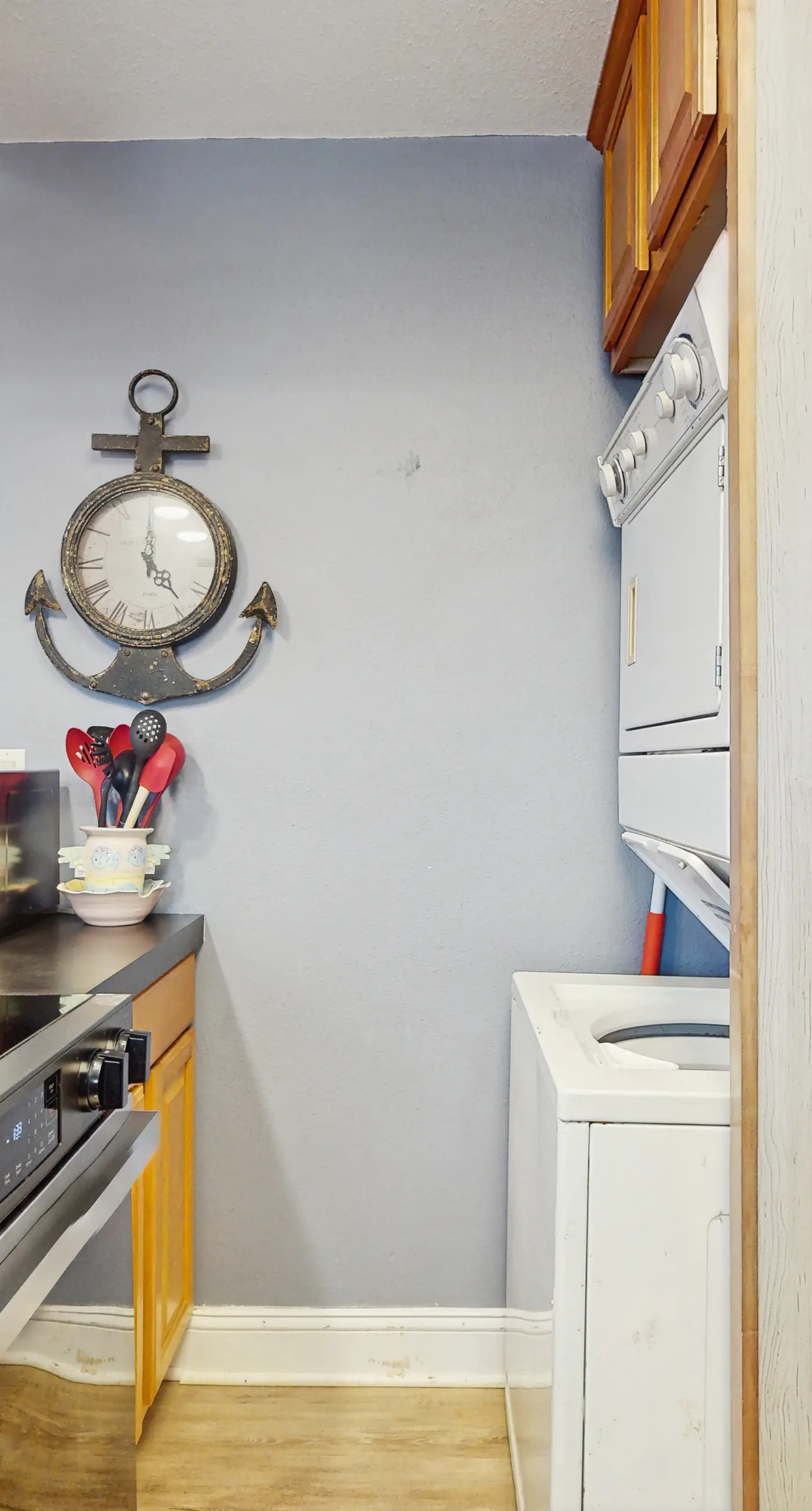 Cozy coastal condo with shared pool, washer/dryer,and beach access
