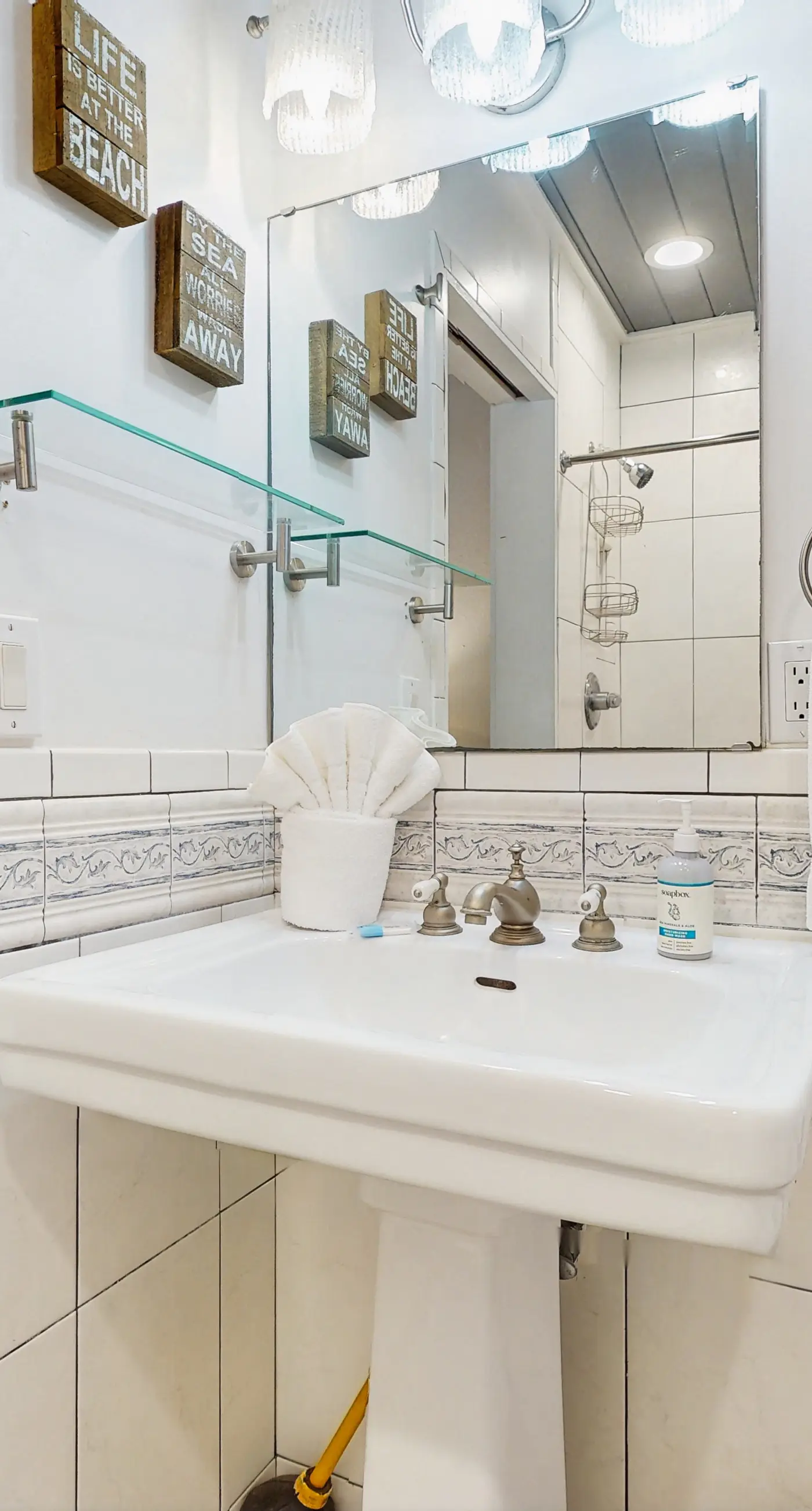 Cozy coastal condo with shared pool, washer/dryer,and beach access