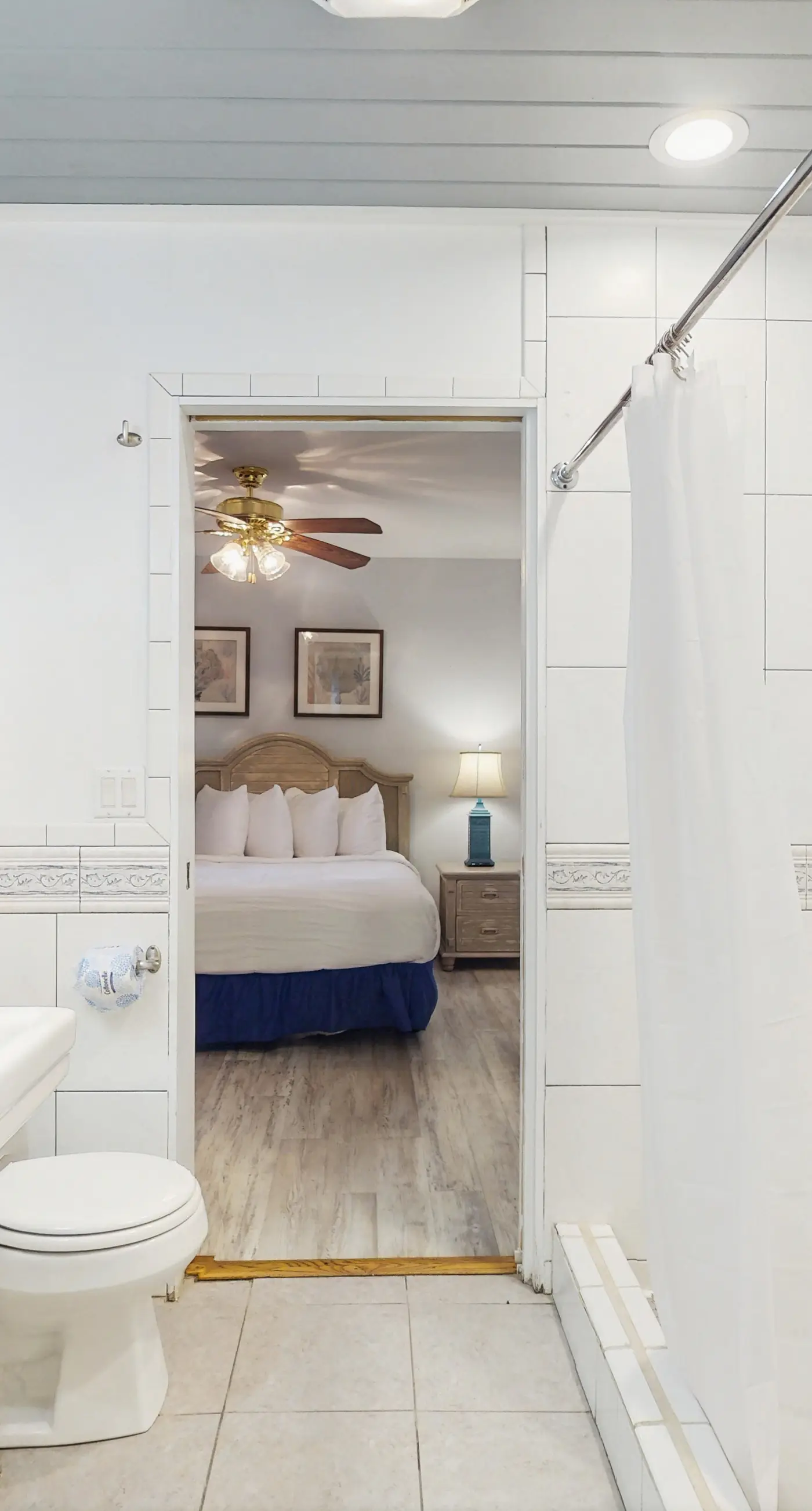 Cozy coastal condo with shared pool, washer/dryer,and beach access
