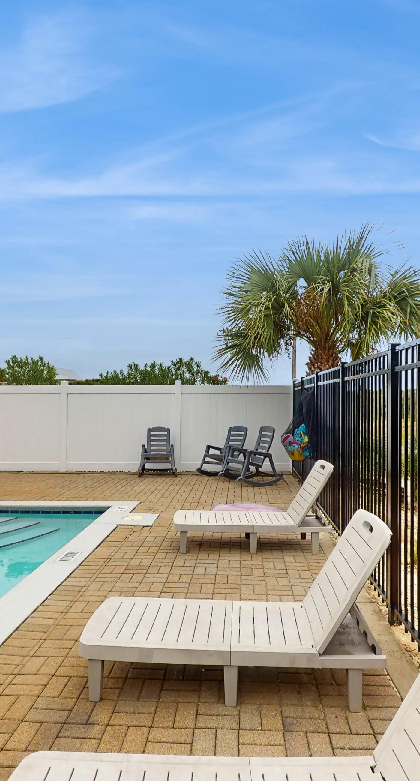 Cozy coastal condo with shared pool, washer/dryer,and beach access