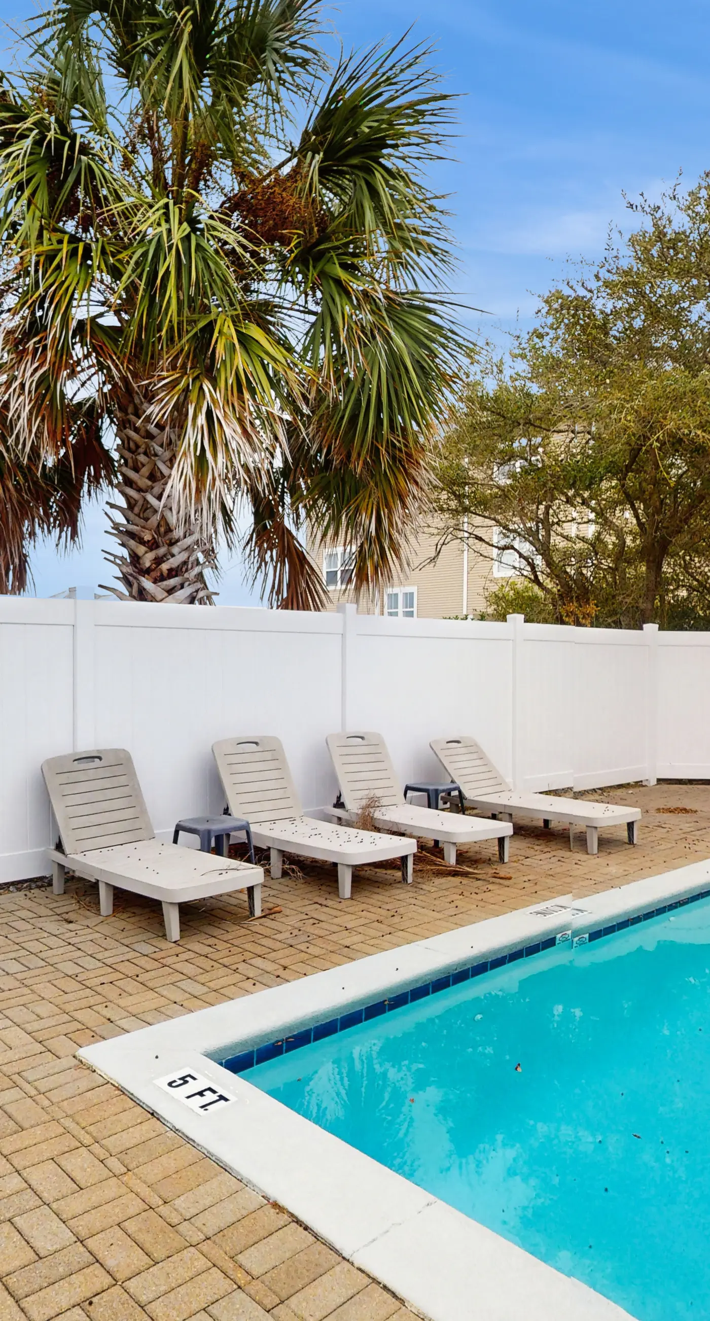 Cozy coastal condo with shared pool, washer/dryer,and beach access