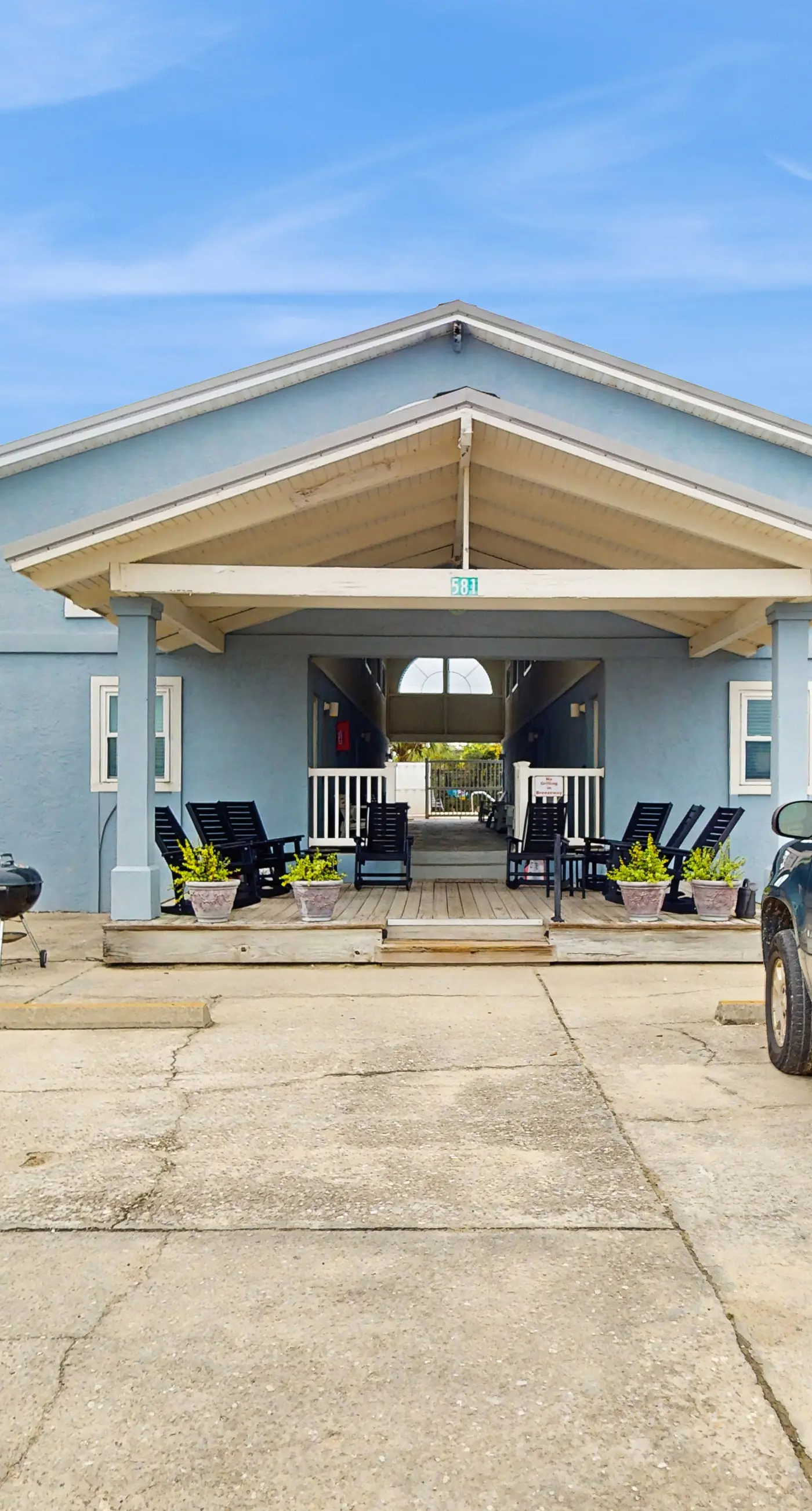 Cozy coastal condo with shared pool, washer/dryer,and beach access