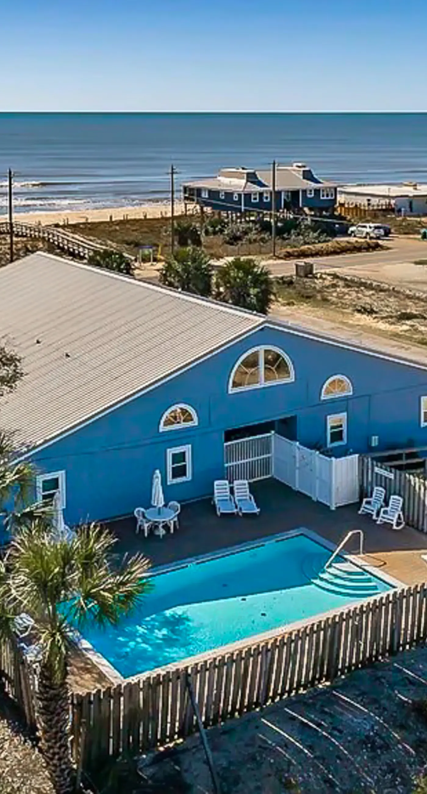 Cozy coastal condo with shared pool, washer/dryer,and beach access