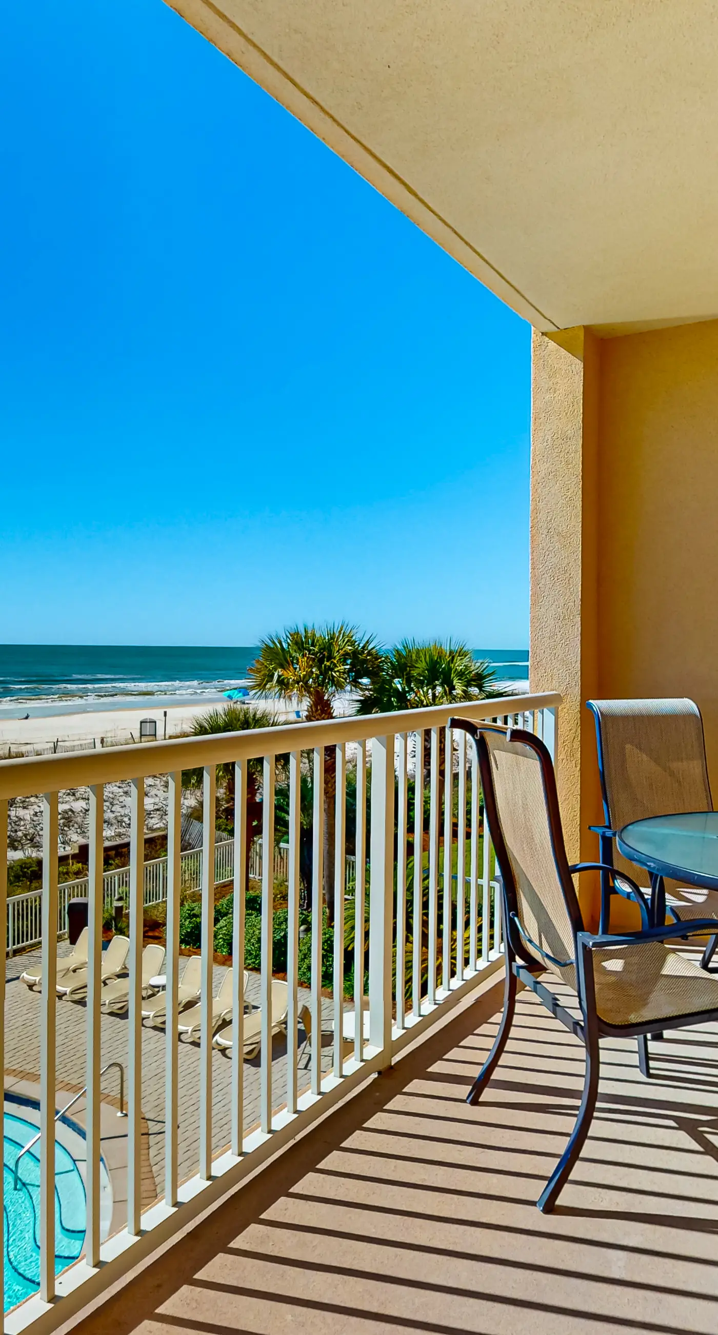 Pretty Gulf Front Condo Fun Amenities, Nearby Shopping & Dining!