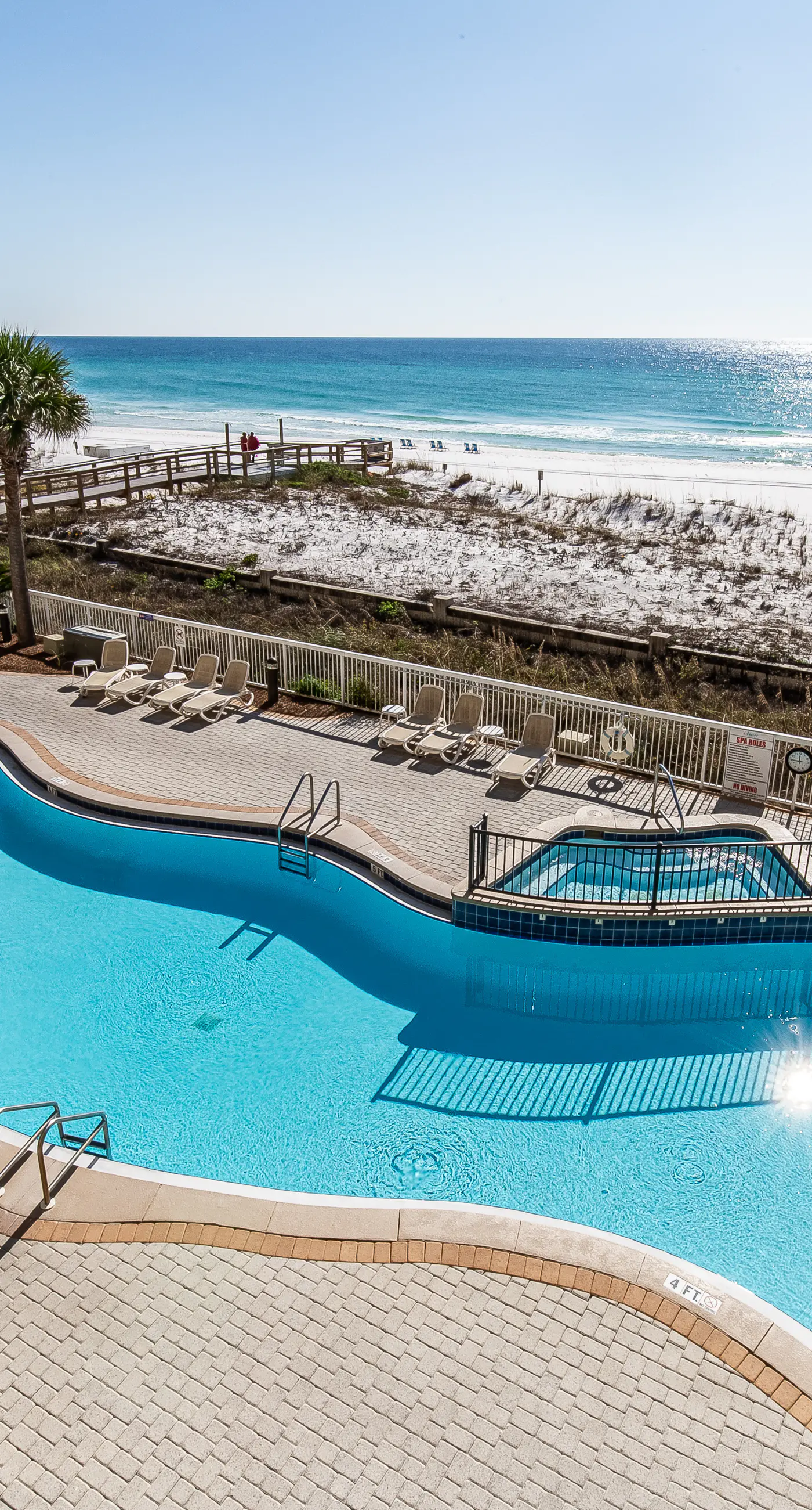 Pretty Gulf Front Condo Fun Amenities, Nearby Shopping & Dining!