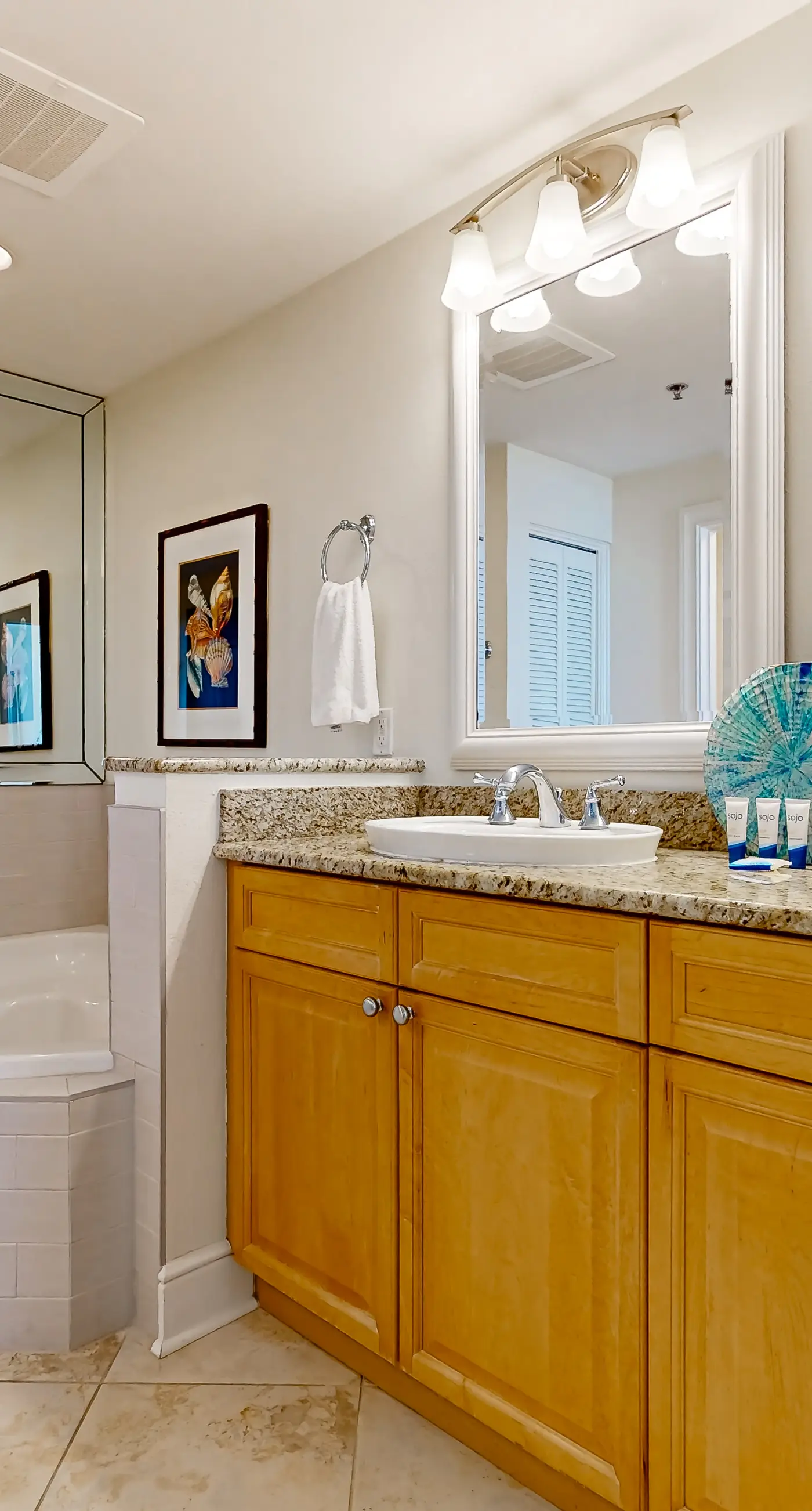 Pretty Gulf Front Condo Fun Amenities, Nearby Shopping & Dining!