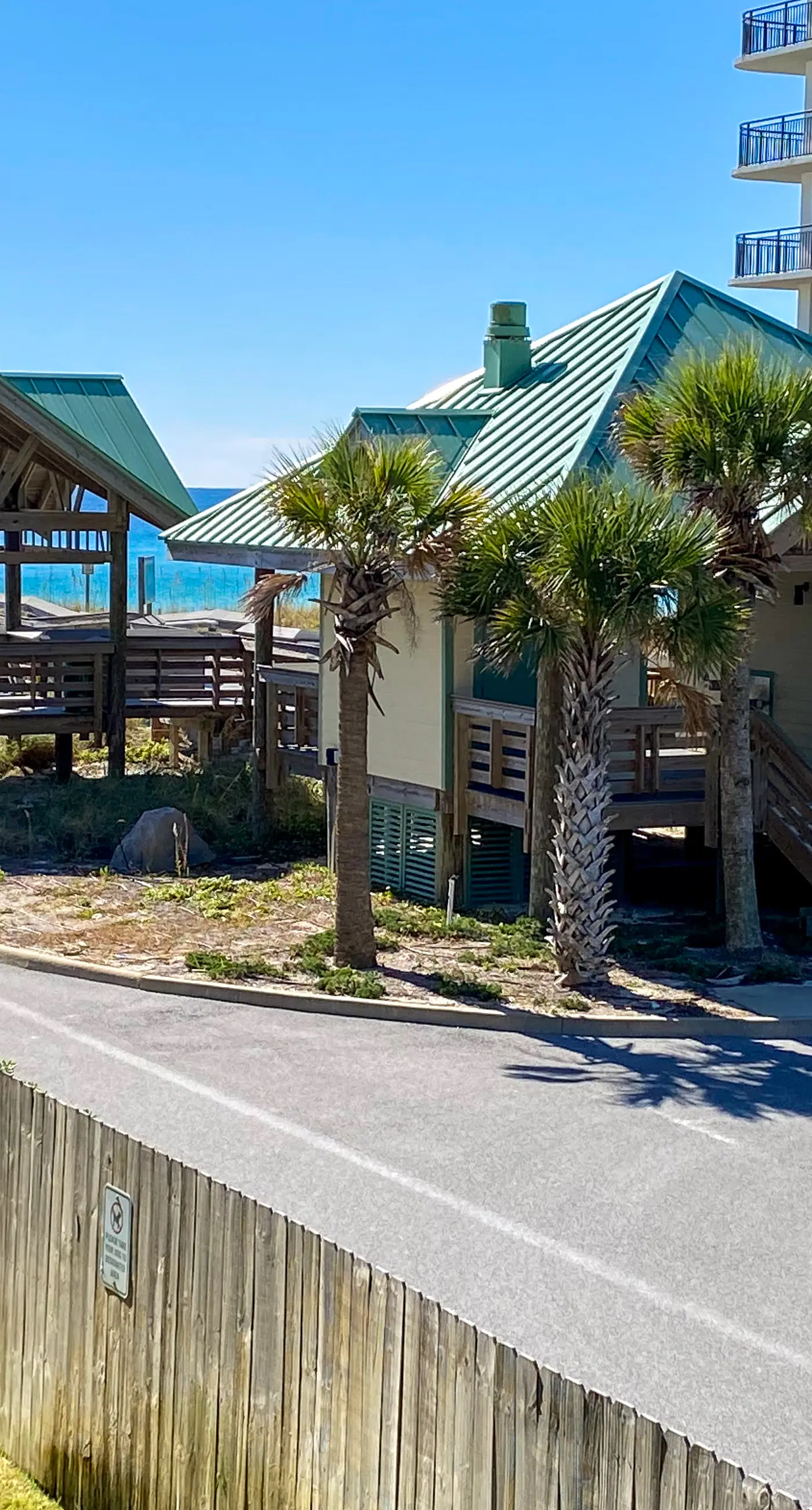Waters Edge 201-Spacious 2nd floor condo on Okaloosa Island with Gulf-front pool, Beach service, & Gym