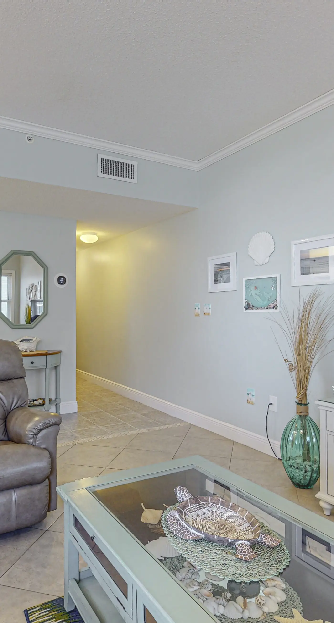 Waters Edge 201-Spacious 2nd floor condo on Okaloosa Island with Gulf-front pool, Beach service, & Gym