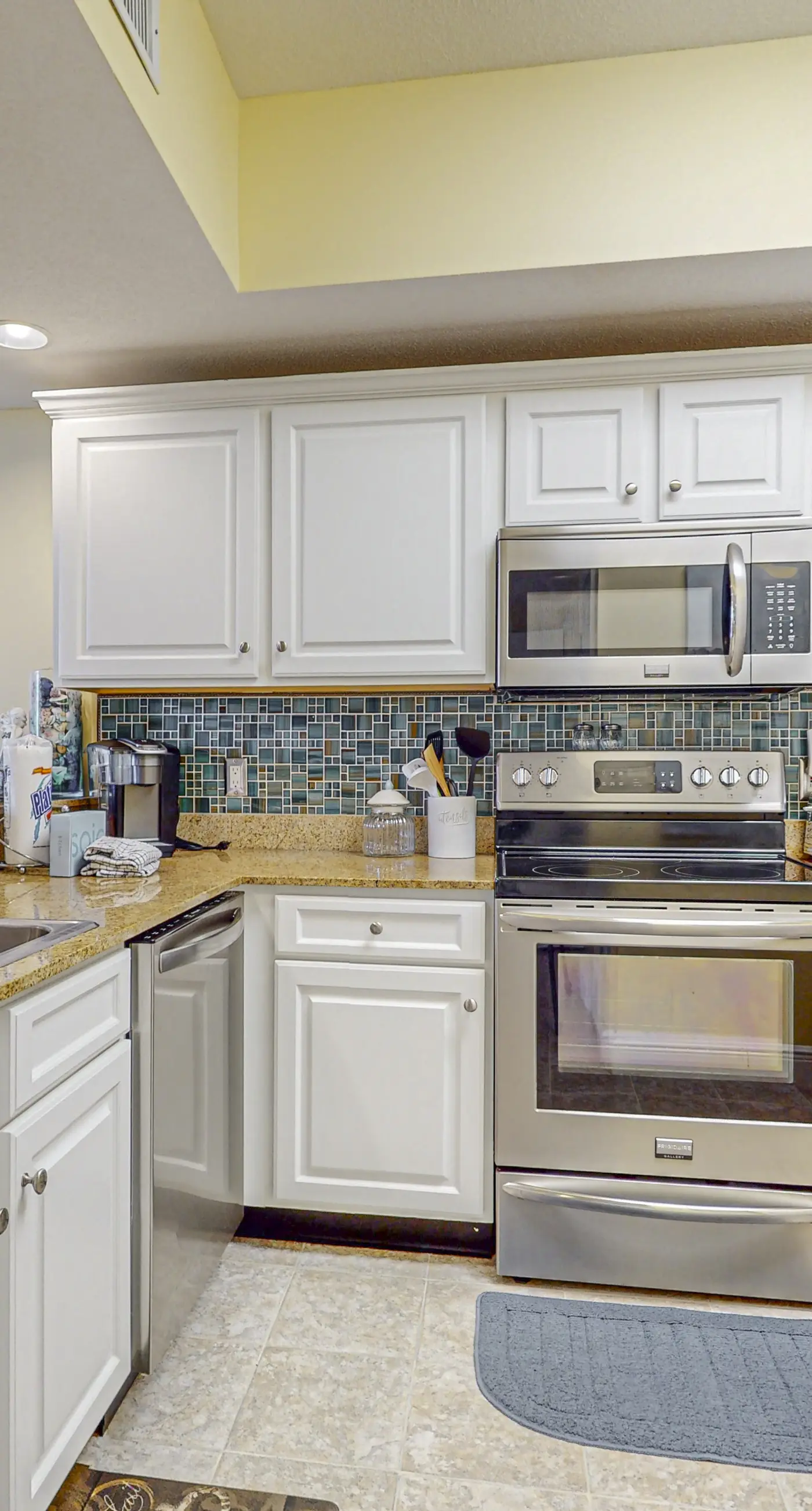 Waters Edge 201-Spacious 2nd floor condo on Okaloosa Island with Gulf-front pool, Beach service, & Gym