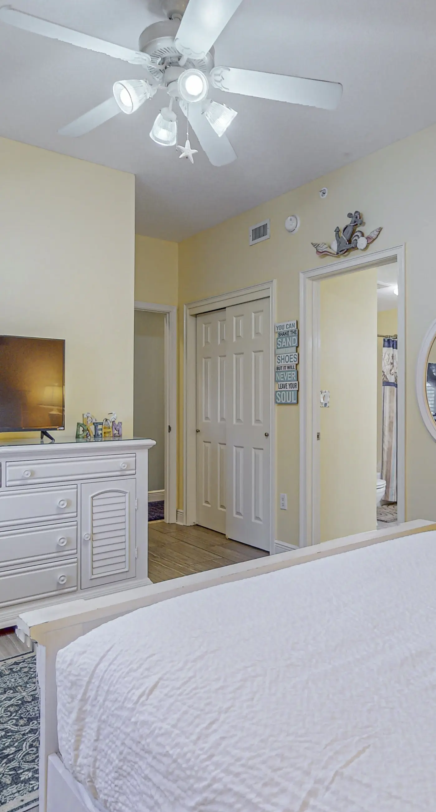 Waters Edge 201-Spacious 2nd floor condo on Okaloosa Island with Gulf-front pool, Beach service, & Gym