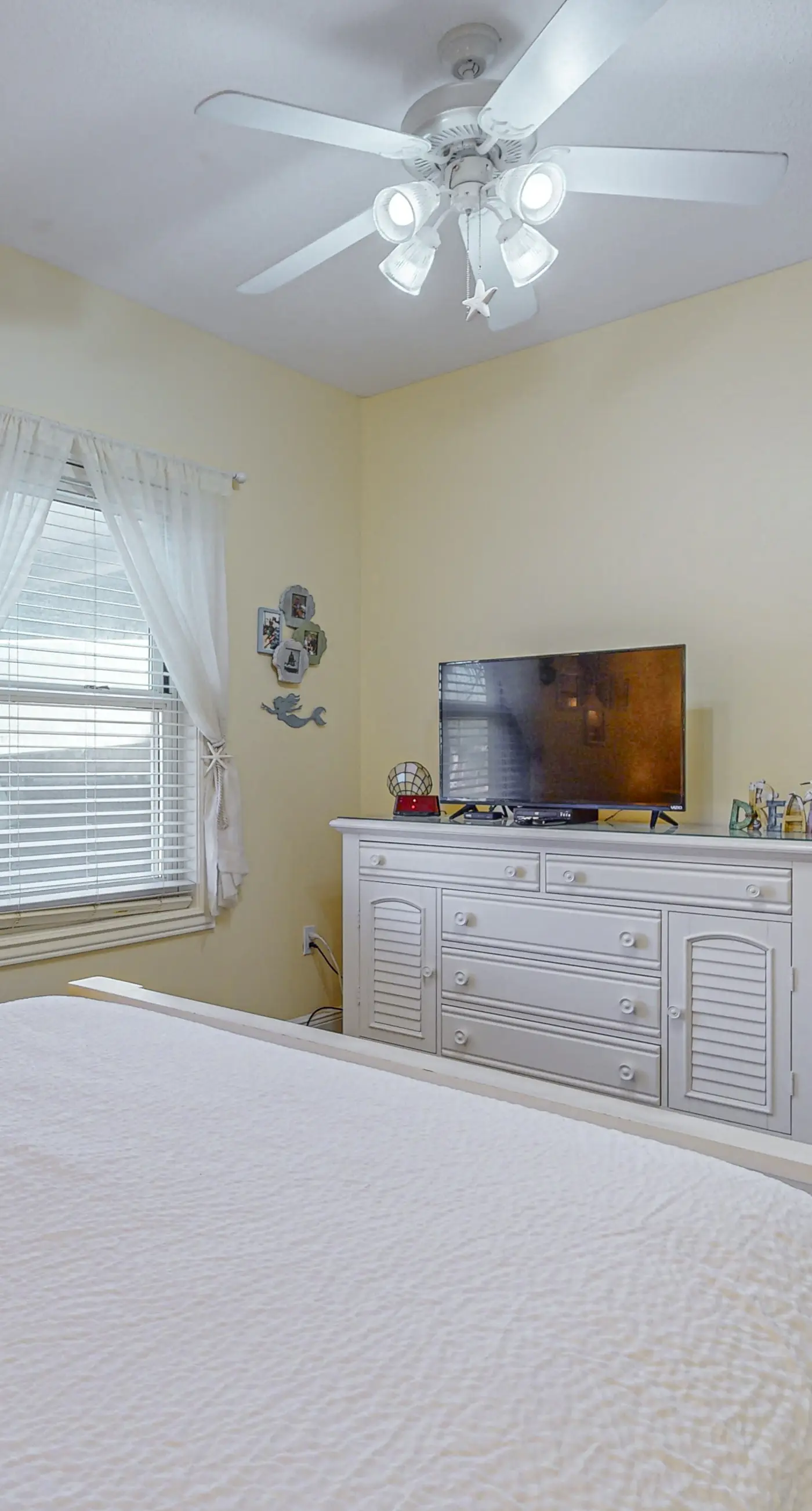 Waters Edge 201-Spacious 2nd floor condo on Okaloosa Island with Gulf-front pool, Beach service, & Gym
