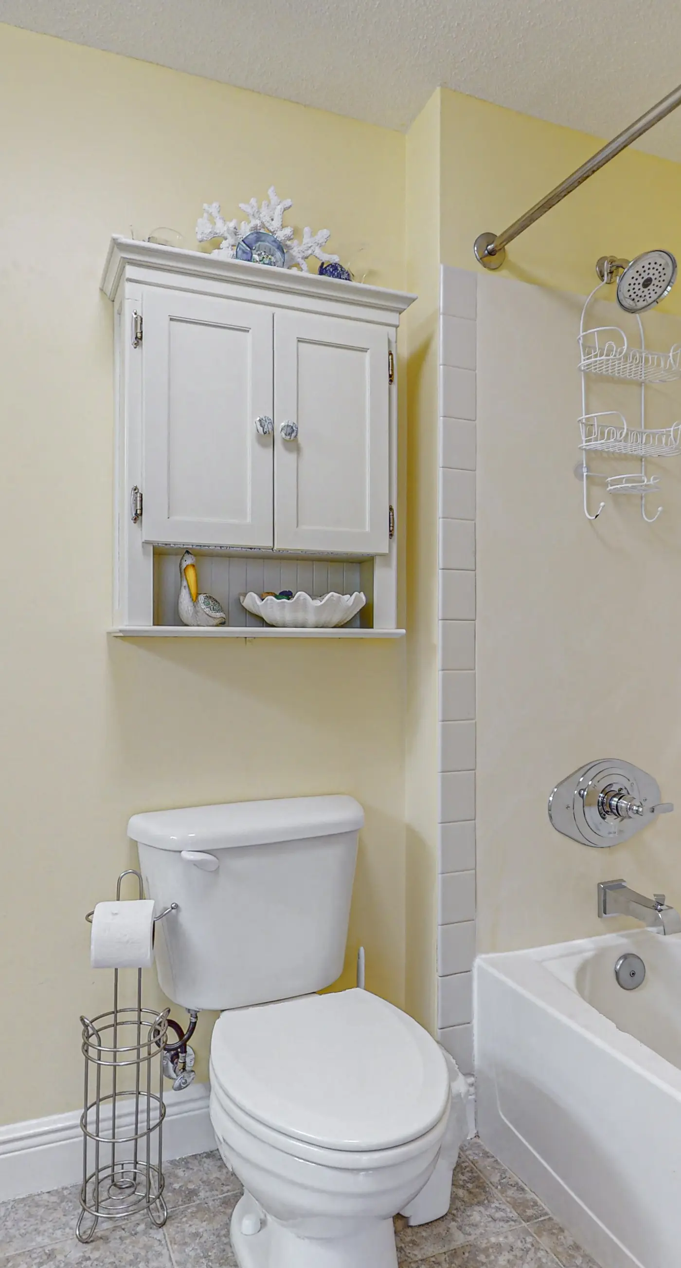 Waters Edge 201-Spacious 2nd floor condo on Okaloosa Island with Gulf-front pool, Beach service, & Gym