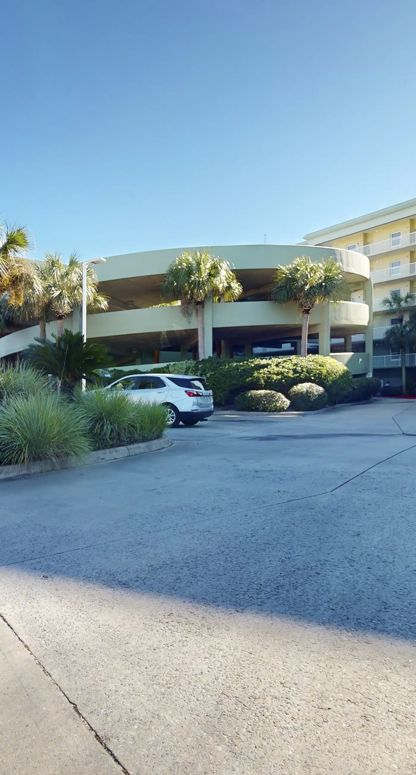 Waters Edge 201-Spacious 2nd floor condo on Okaloosa Island with Gulf-front pool, Beach service, & Gym