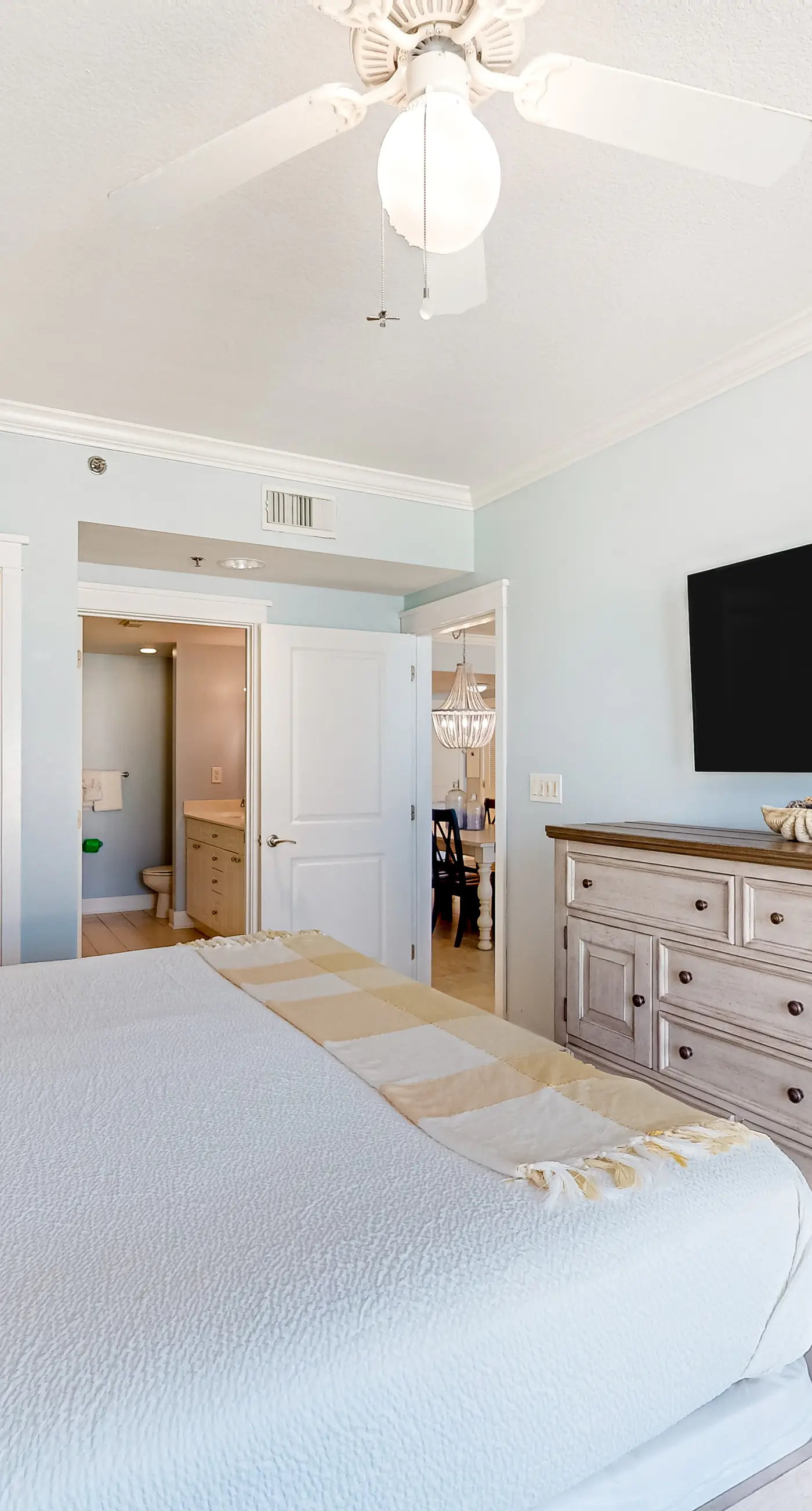 Sixth-floor condo with partial Gulf views, pools, hot tub, private beach