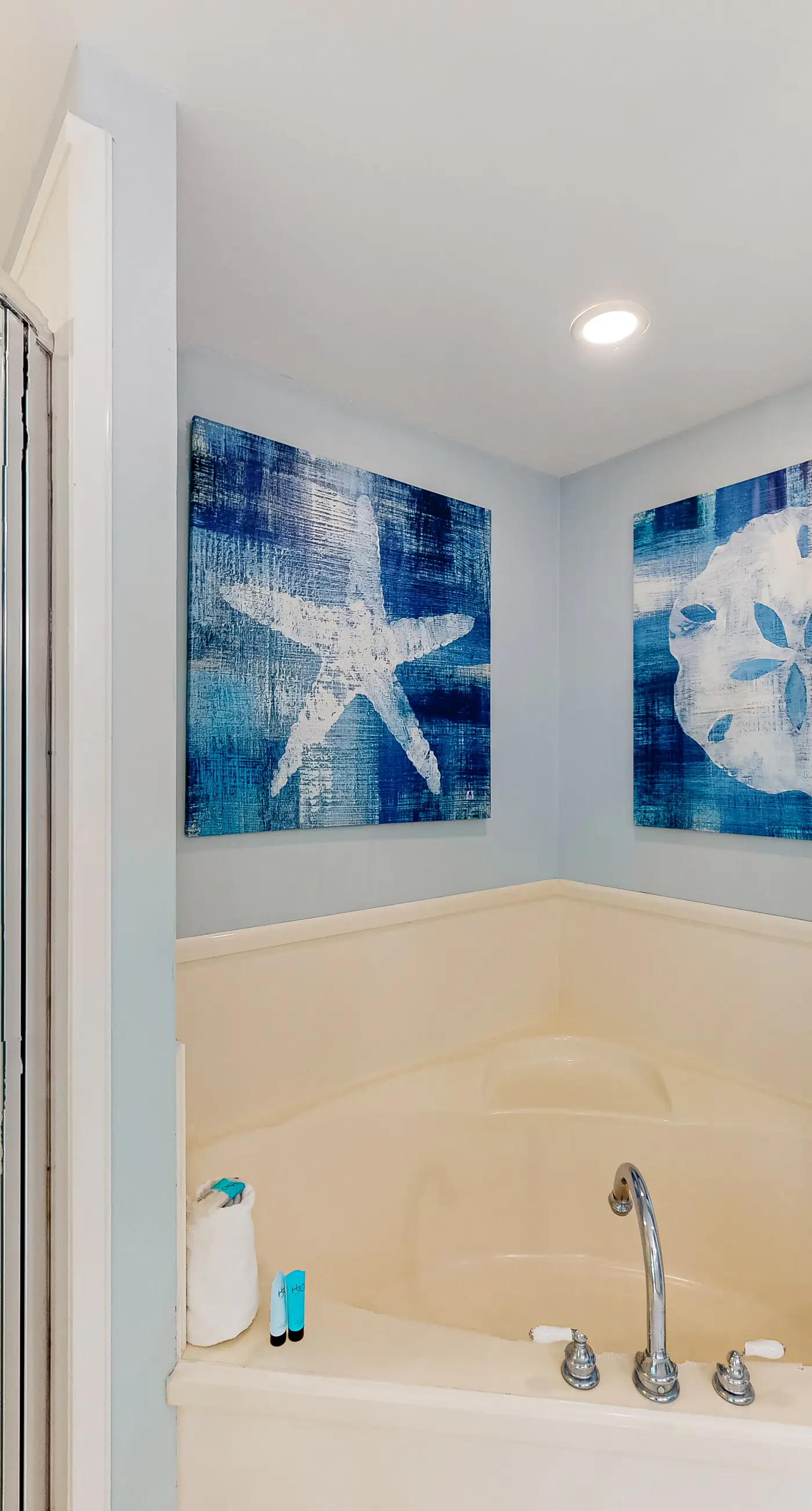 Sixth-floor condo with partial Gulf views, pools, hot tub, private beach