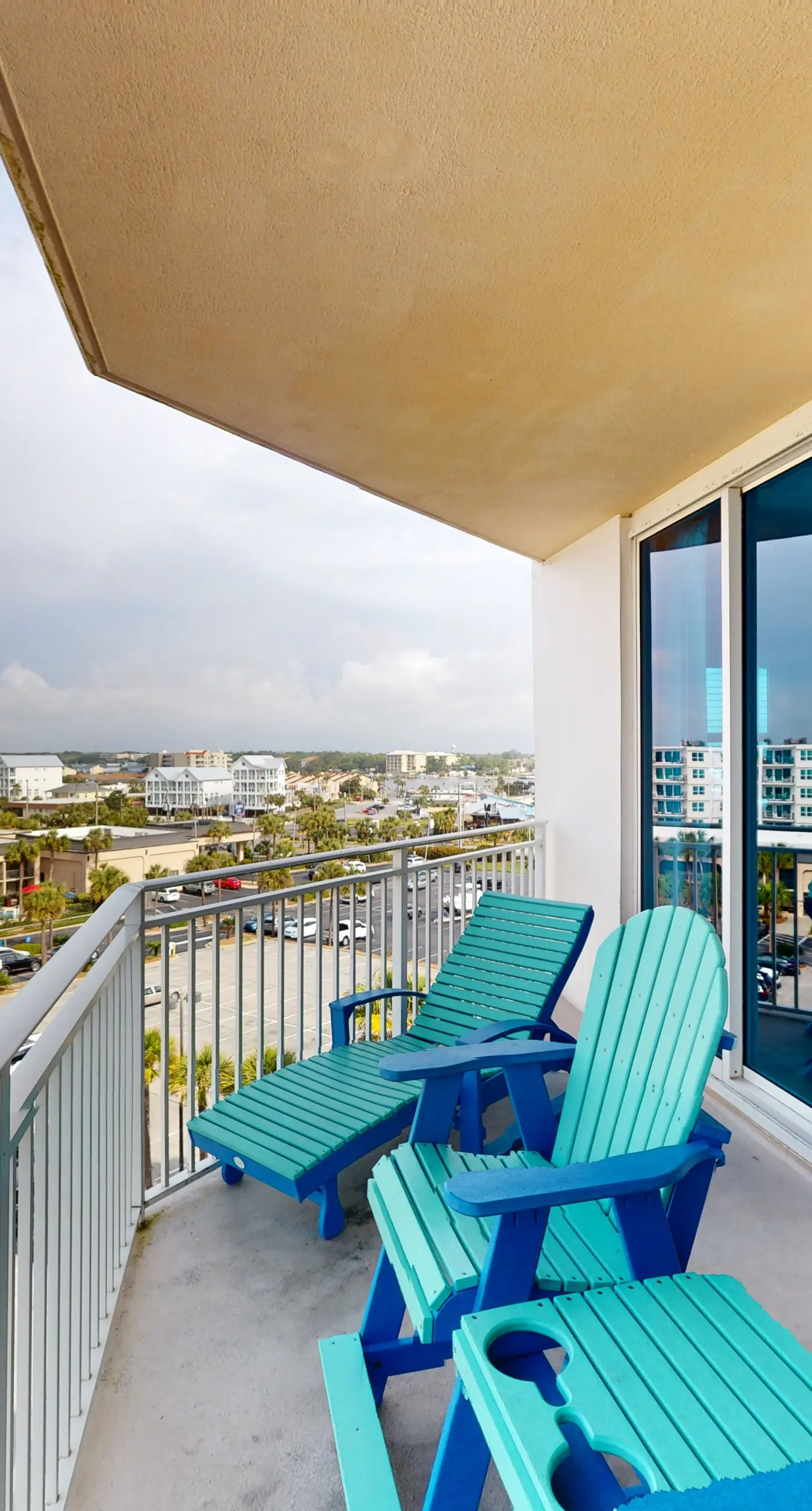 Sixth-floor condo with partial Gulf views, pools, hot tub, private beach
