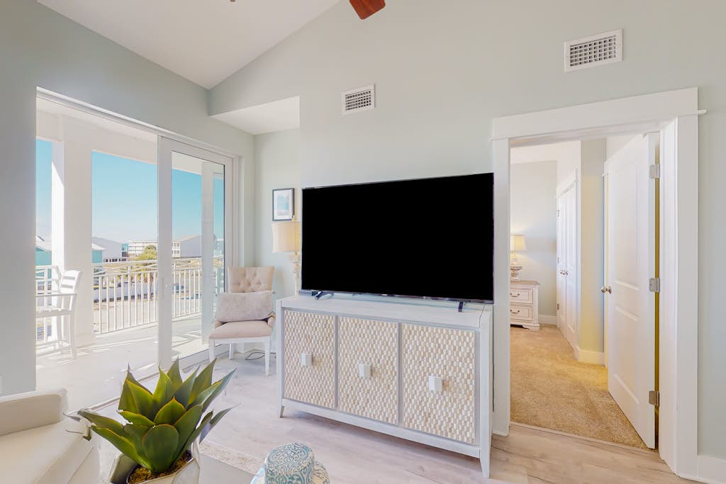 Dazzling condo near the ocean with private W/D, jetted tub, shared pool, & grill