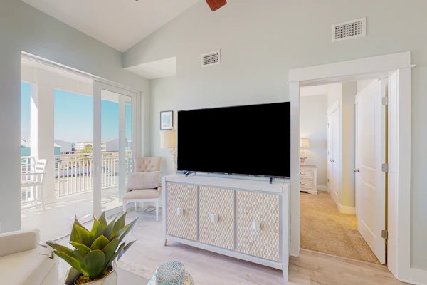 Dazzling condo near the ocean with private W/D, jetted tub, shared pool, & grill