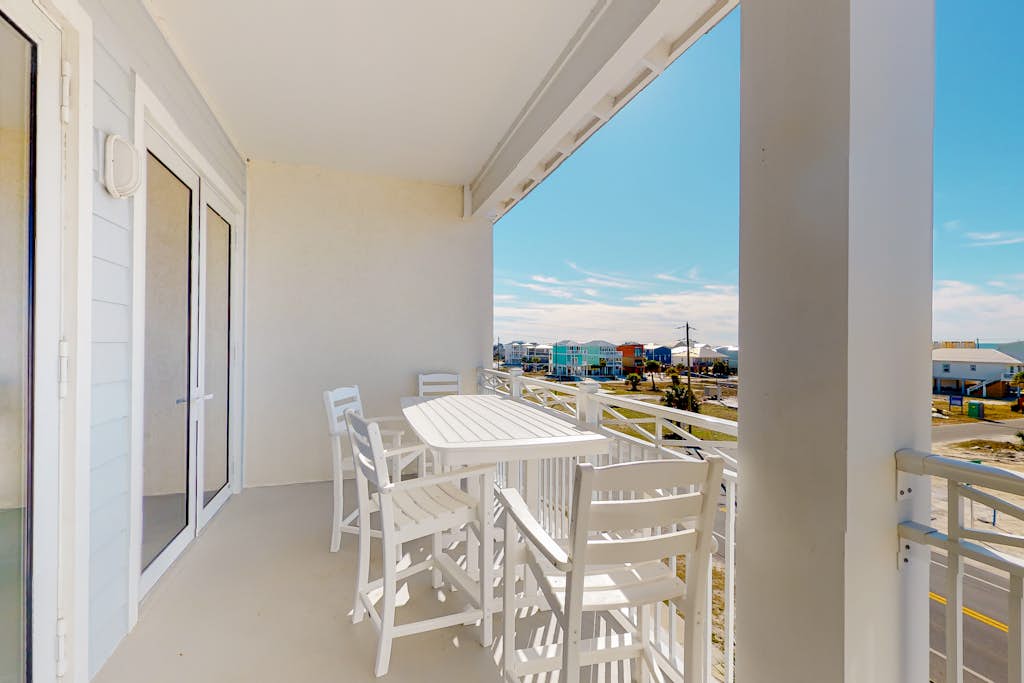 Dazzling condo near the ocean with private W/D, jetted tub, shared pool, & grill