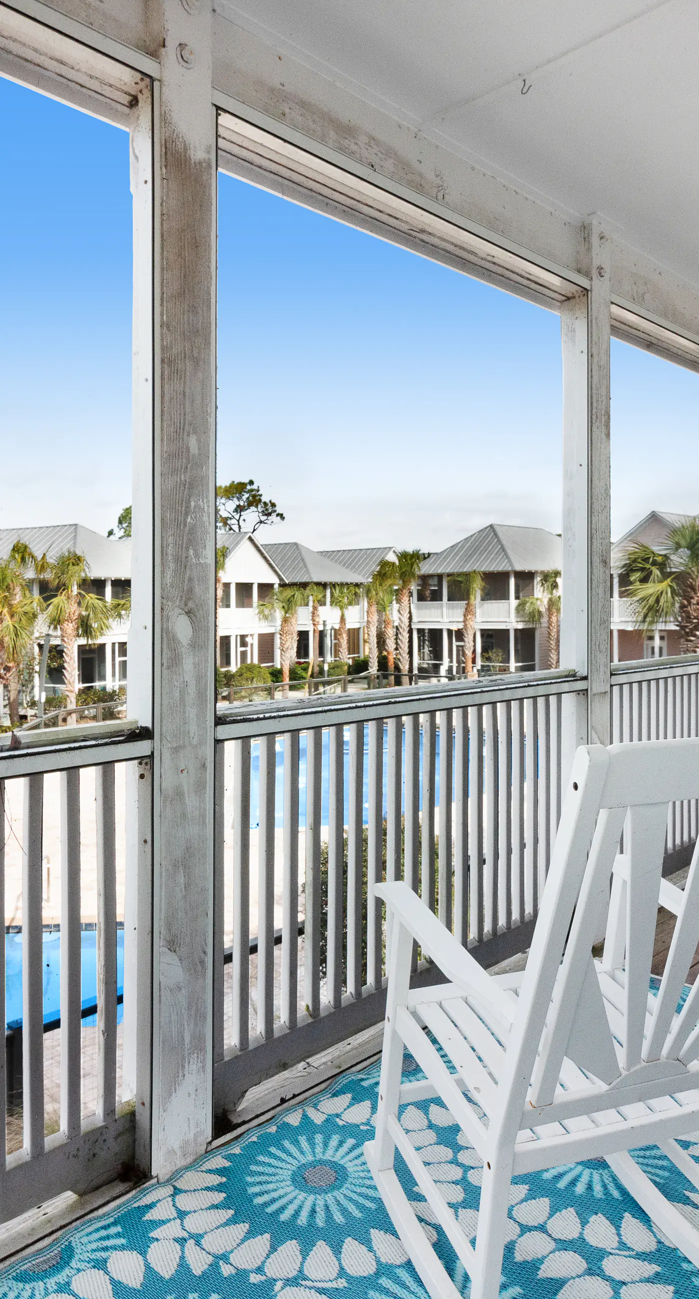 Lovely cottage with screened porches - access to hot tub & gym