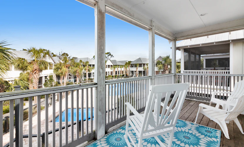 Lovely cottage with screened porches - access to hot tub & gym