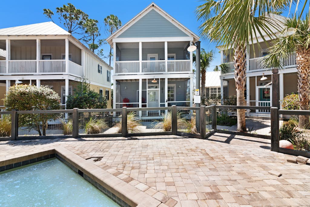 Lovely cottage with screened porches - access to hot tub & gym