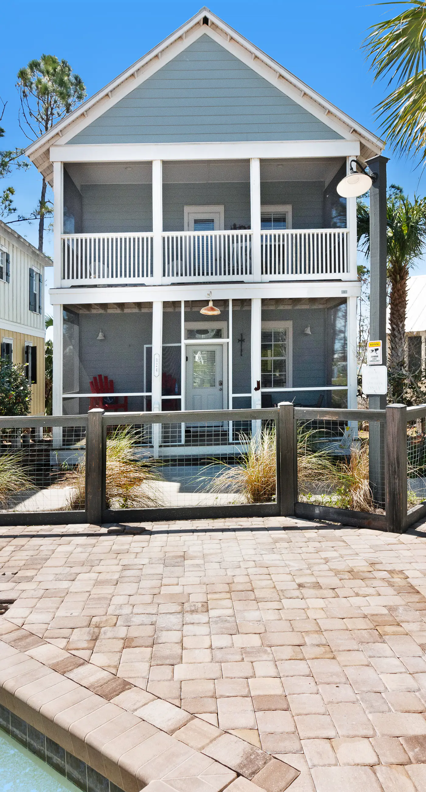Lovely cottage with screened porches - access to hot tub & gym
