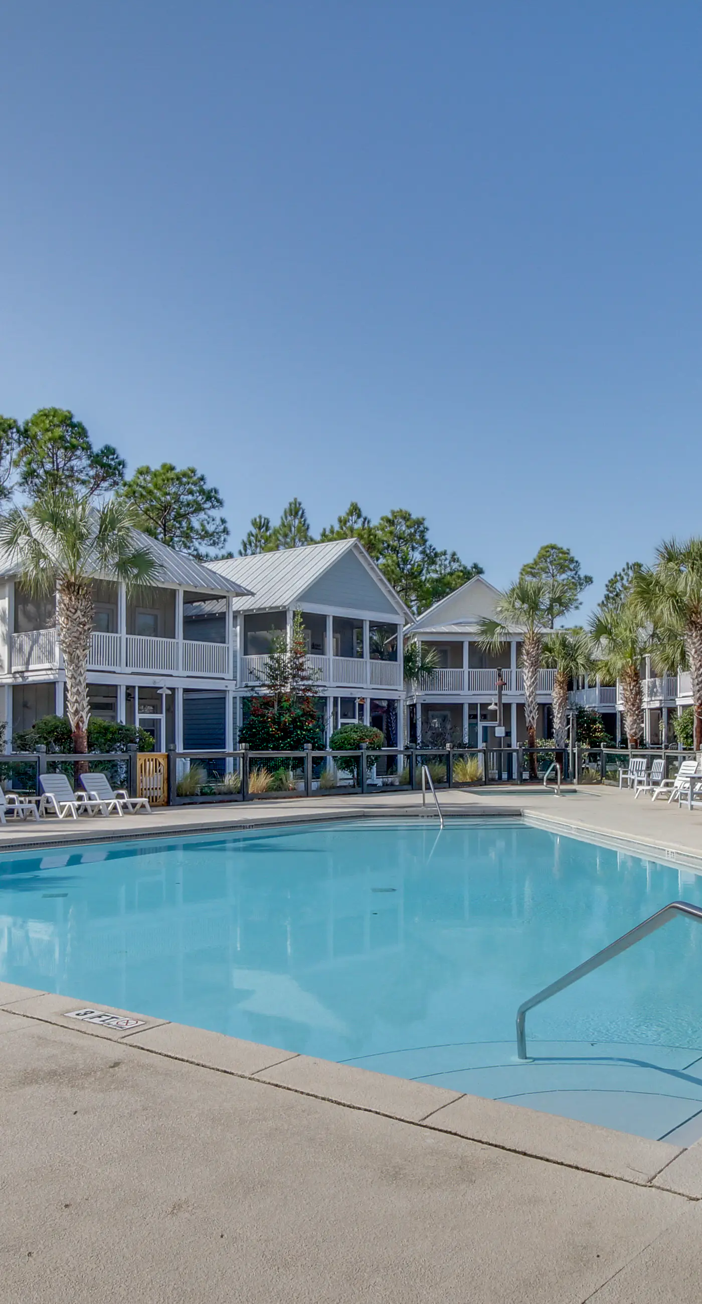 Lovely cottage with screened porches - access to hot tub & gym