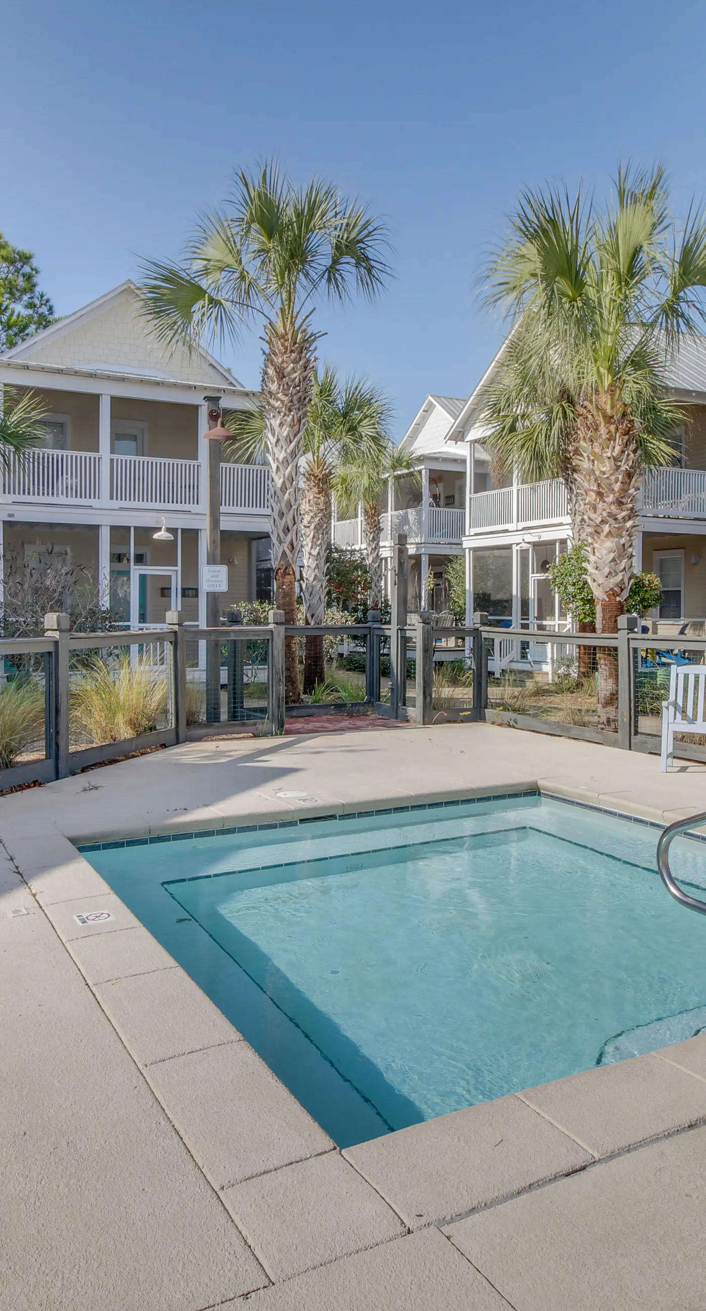 Lovely cottage with screened porches - access to hot tub & gym