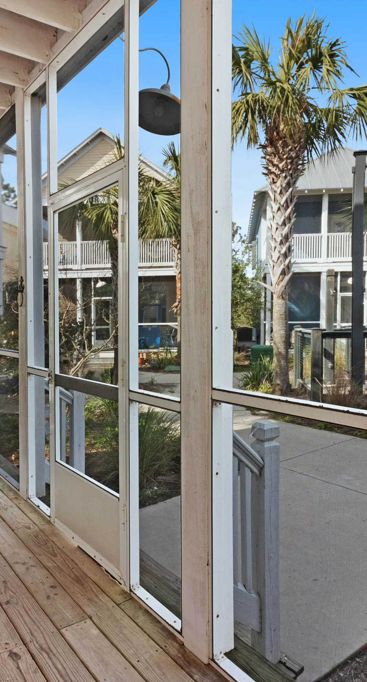 Lovely cottage with screened porches - access to hot tub & gym